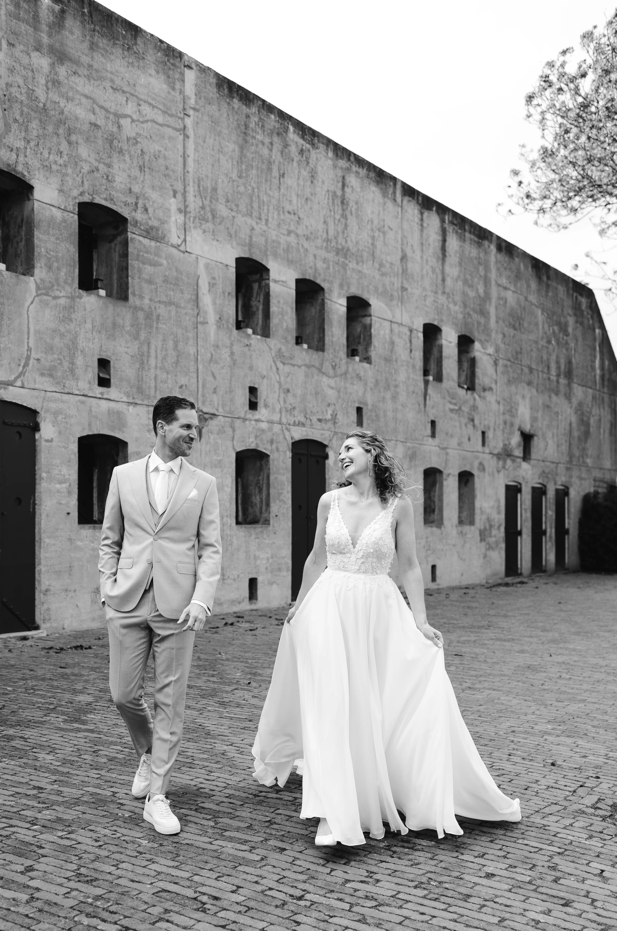 Romantische bruidsfotografie in de natuur met het gelukkige koppel