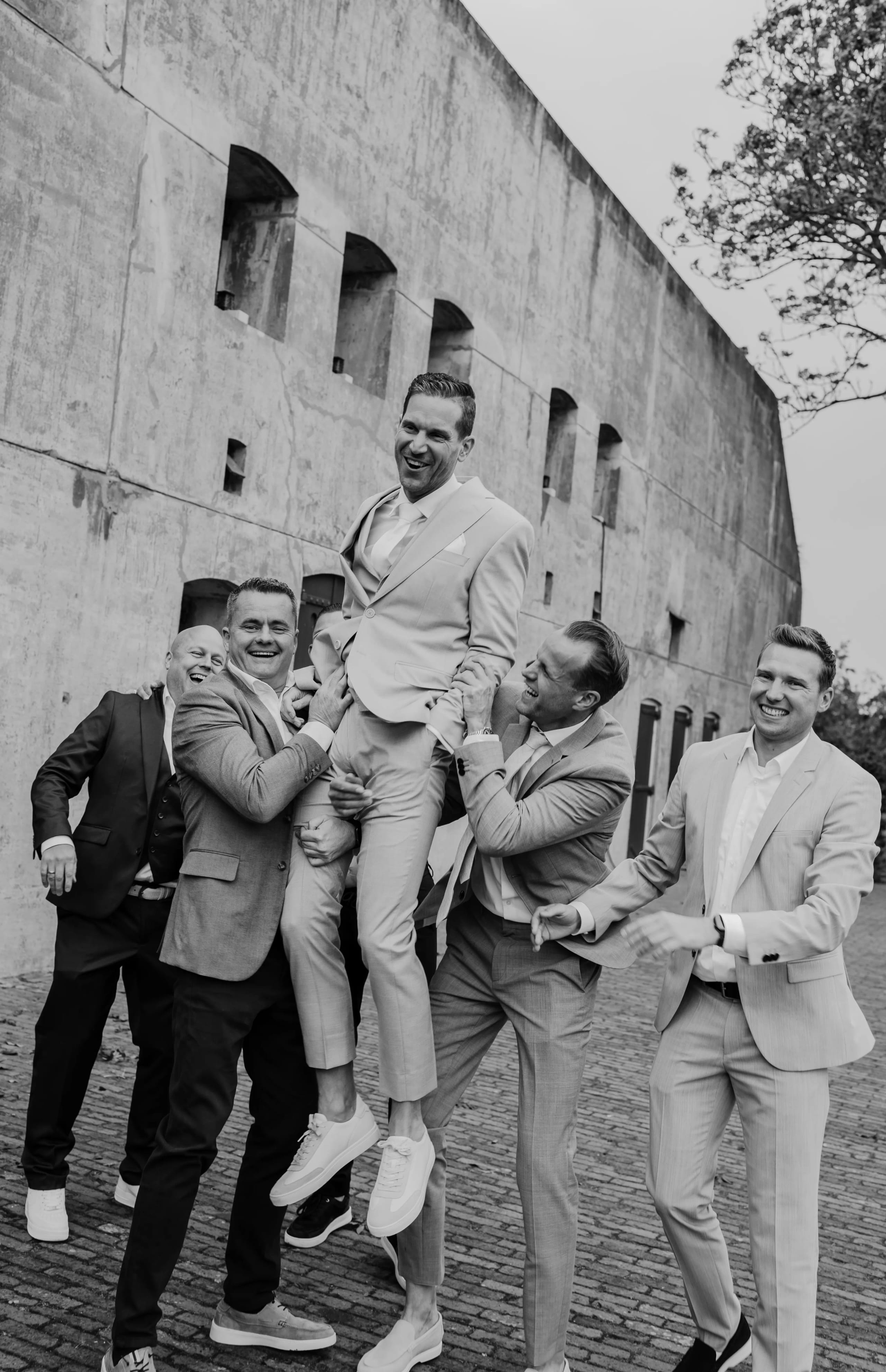 Sfeervolle en warme trouwreportage van een stralend bruidspaar