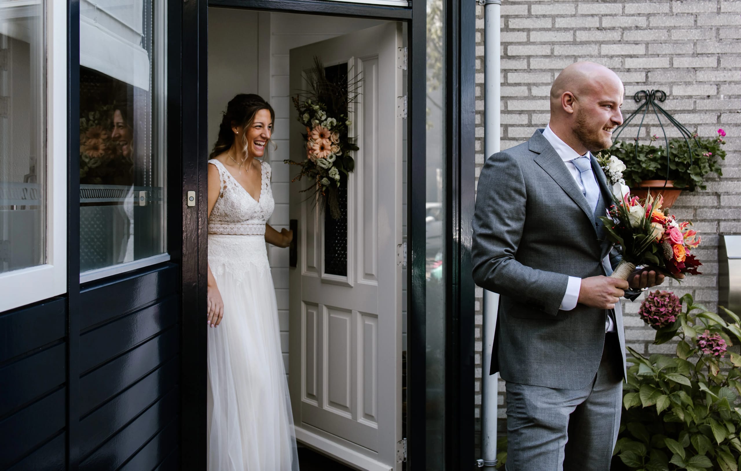 Stralend moment van de bruid die de voordeur opent om haar aanstaande te begroeten