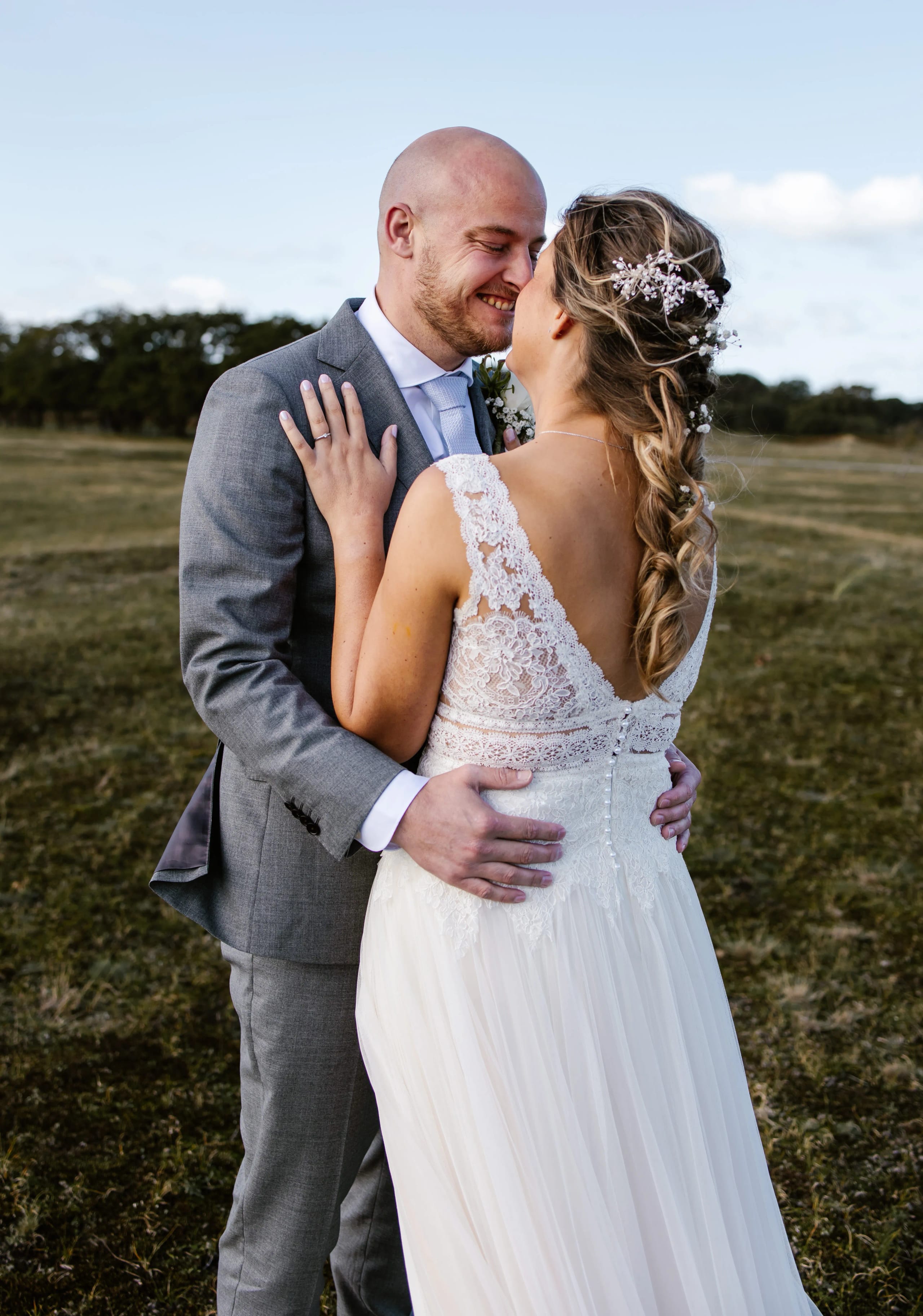 Hein kijkt Denise liefdevol aan terwijl zij samen poseren in een open veld