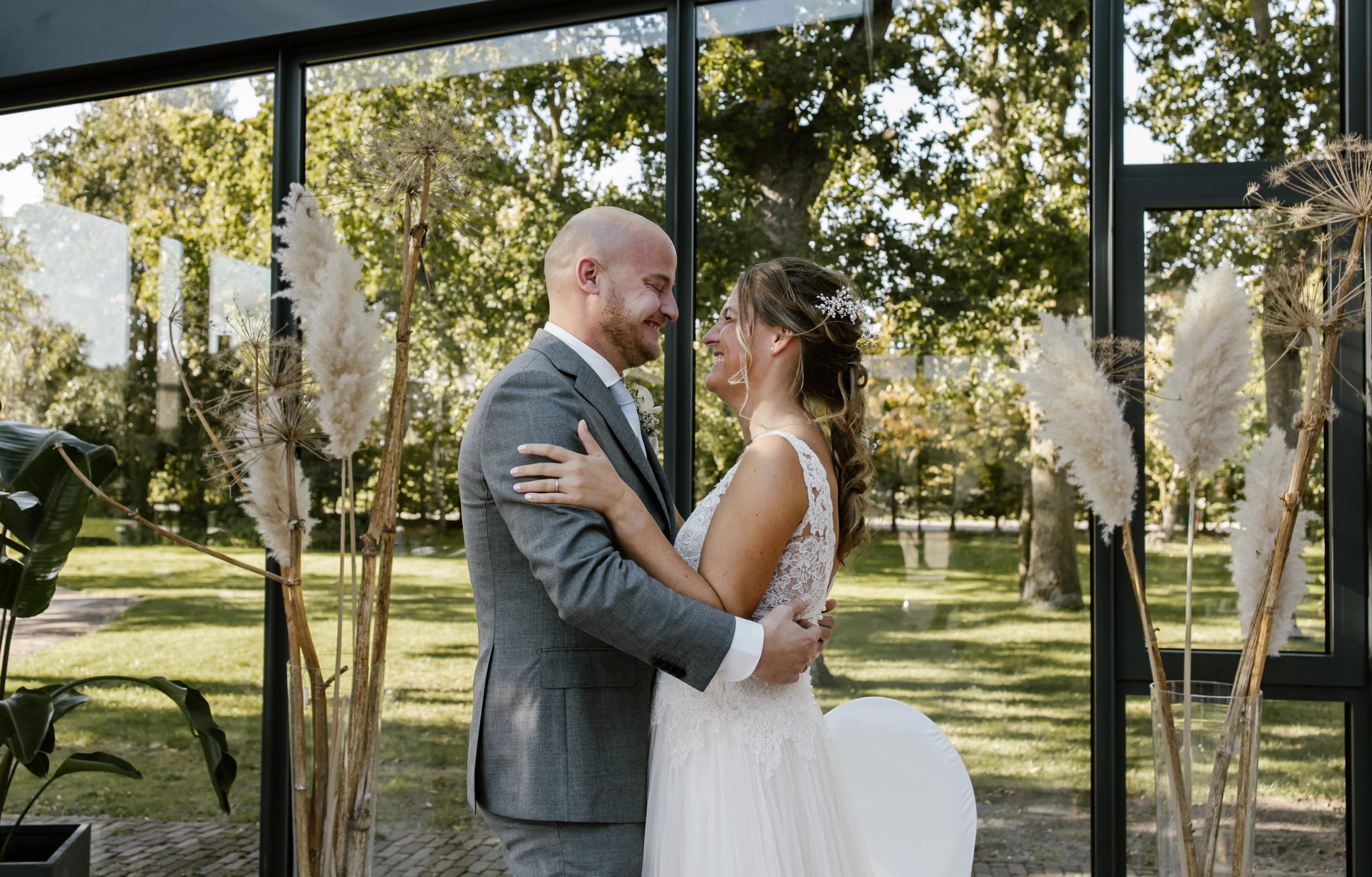 Instantly happy moment van het bruidspaar dat elkaar omhelst na de ceremonie