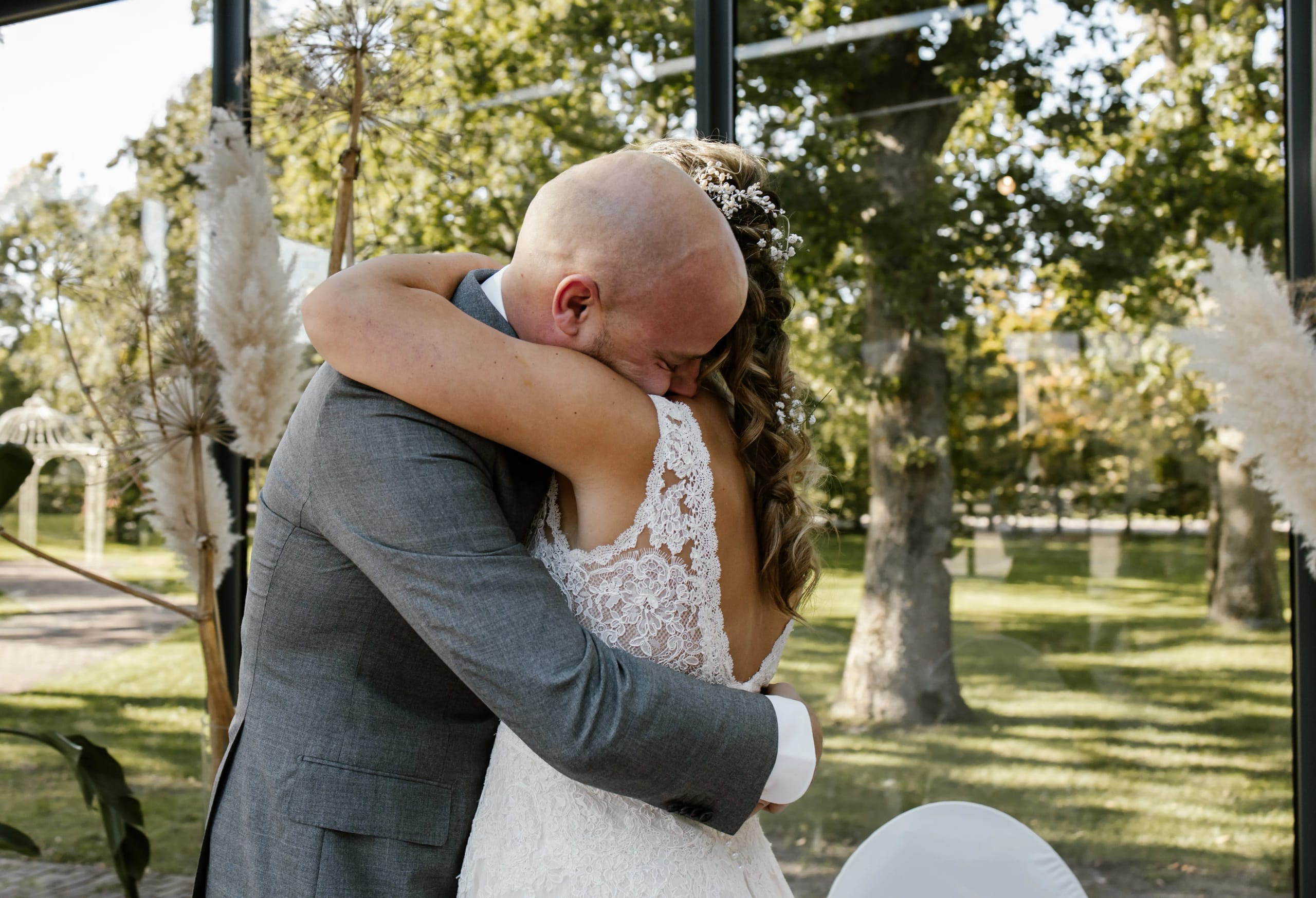 Hein en Denise delen een stevige knuffel vol geluk en liefde
