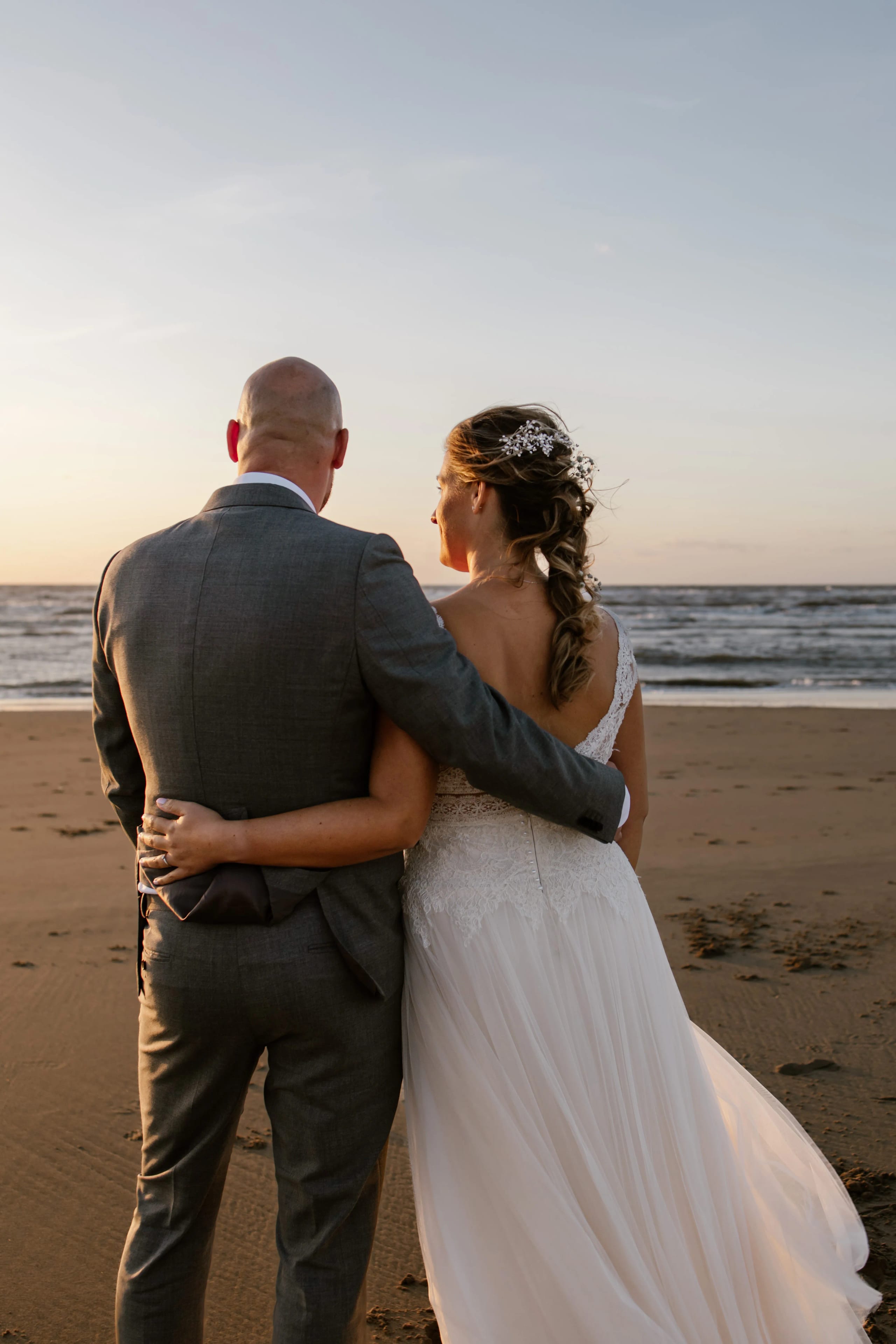 Close-up van Denise die geniet van de zonsondergang op het strand
