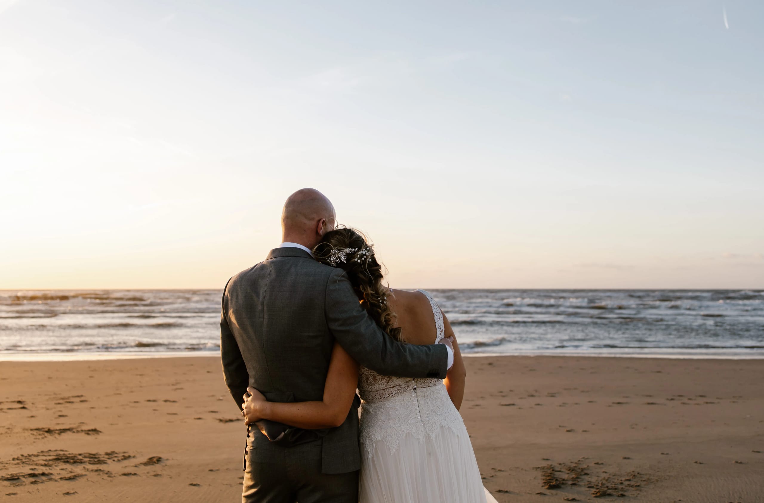 Hein en Denise kijken samen naar de ondergaande zon boven de zee
