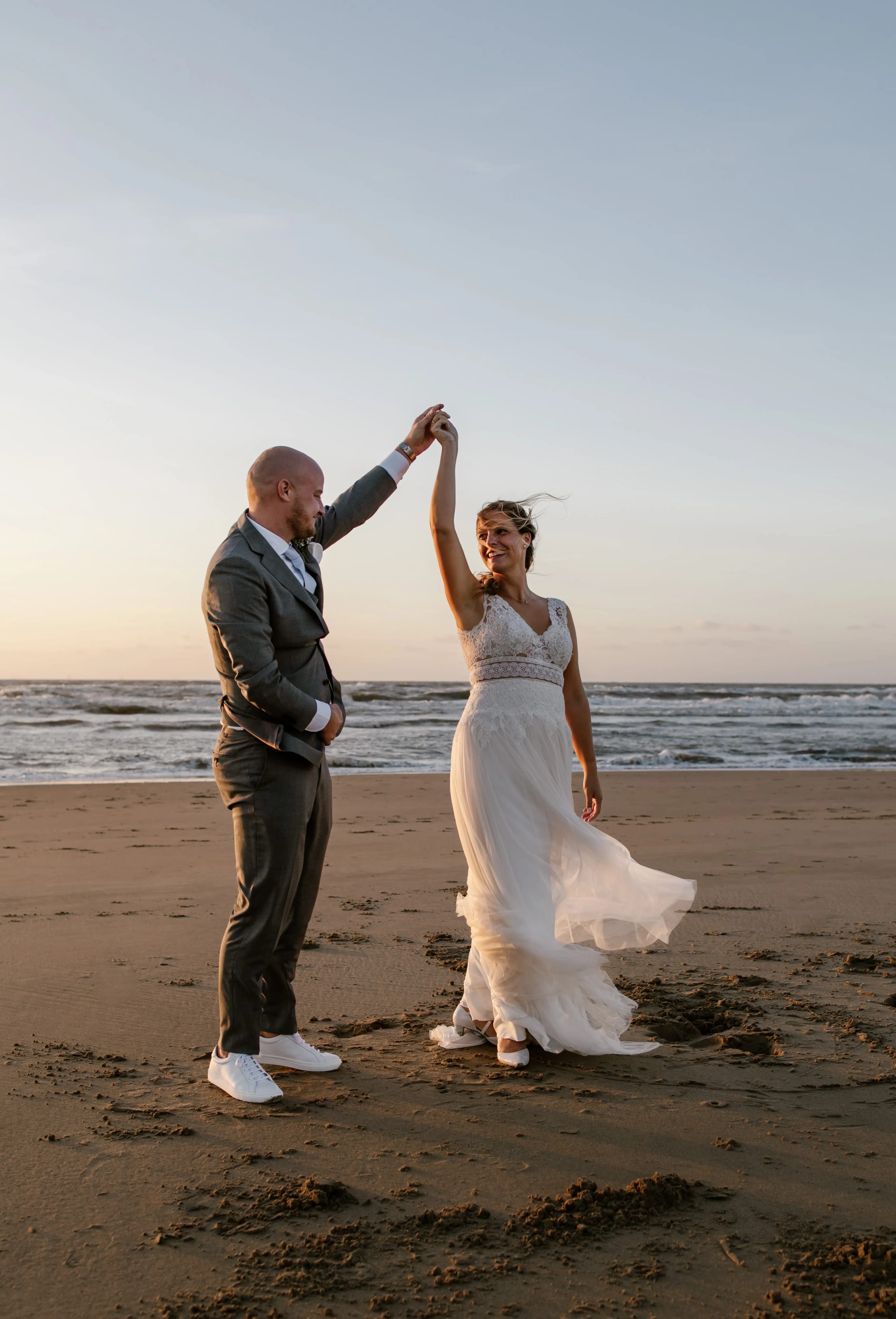 Het bruidspaar deelt een intiem moment in de warme gloed van de zonsondergang