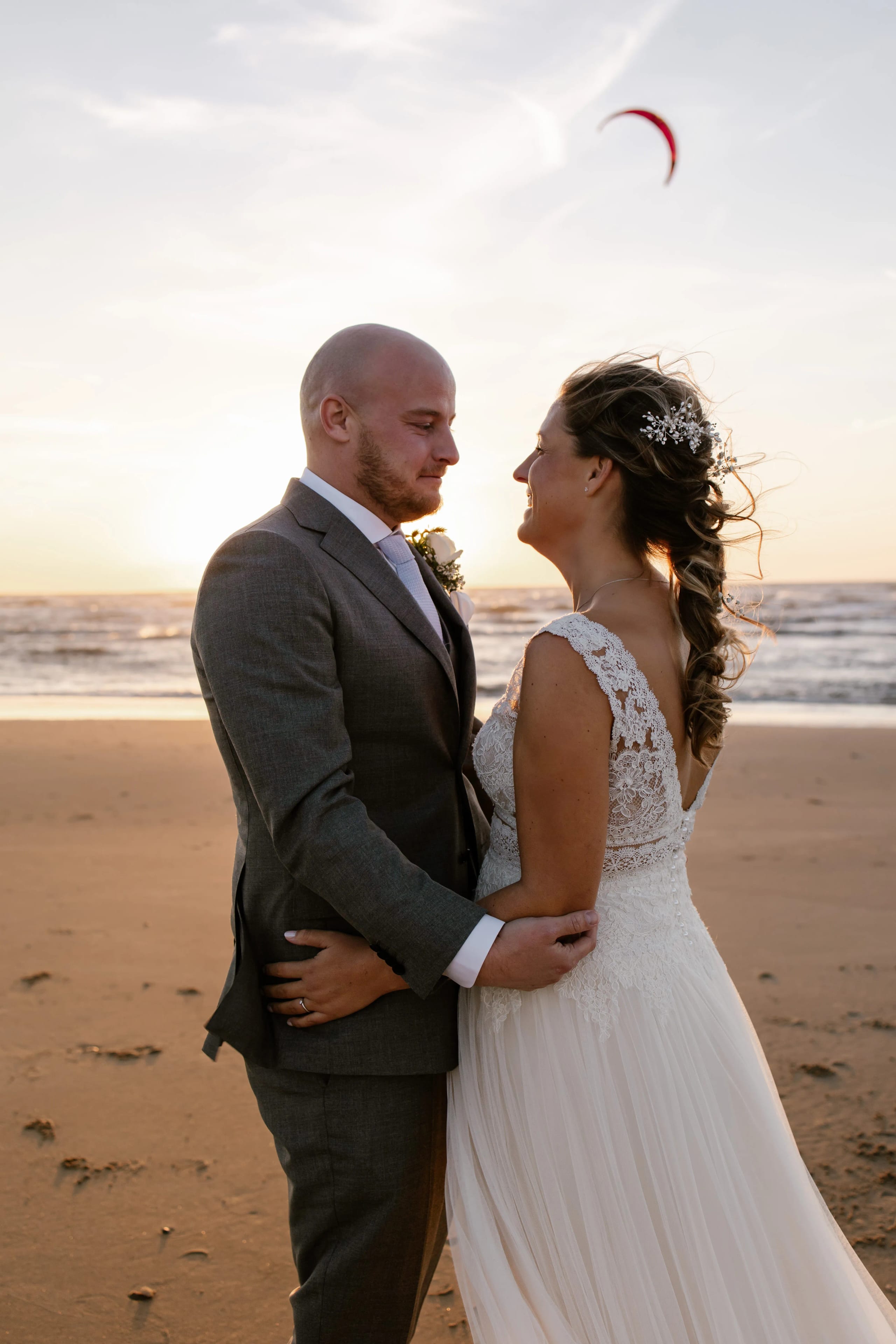 Romantisch silhouet van Hein en Denise die elkaar aankijken bij zonsondergang