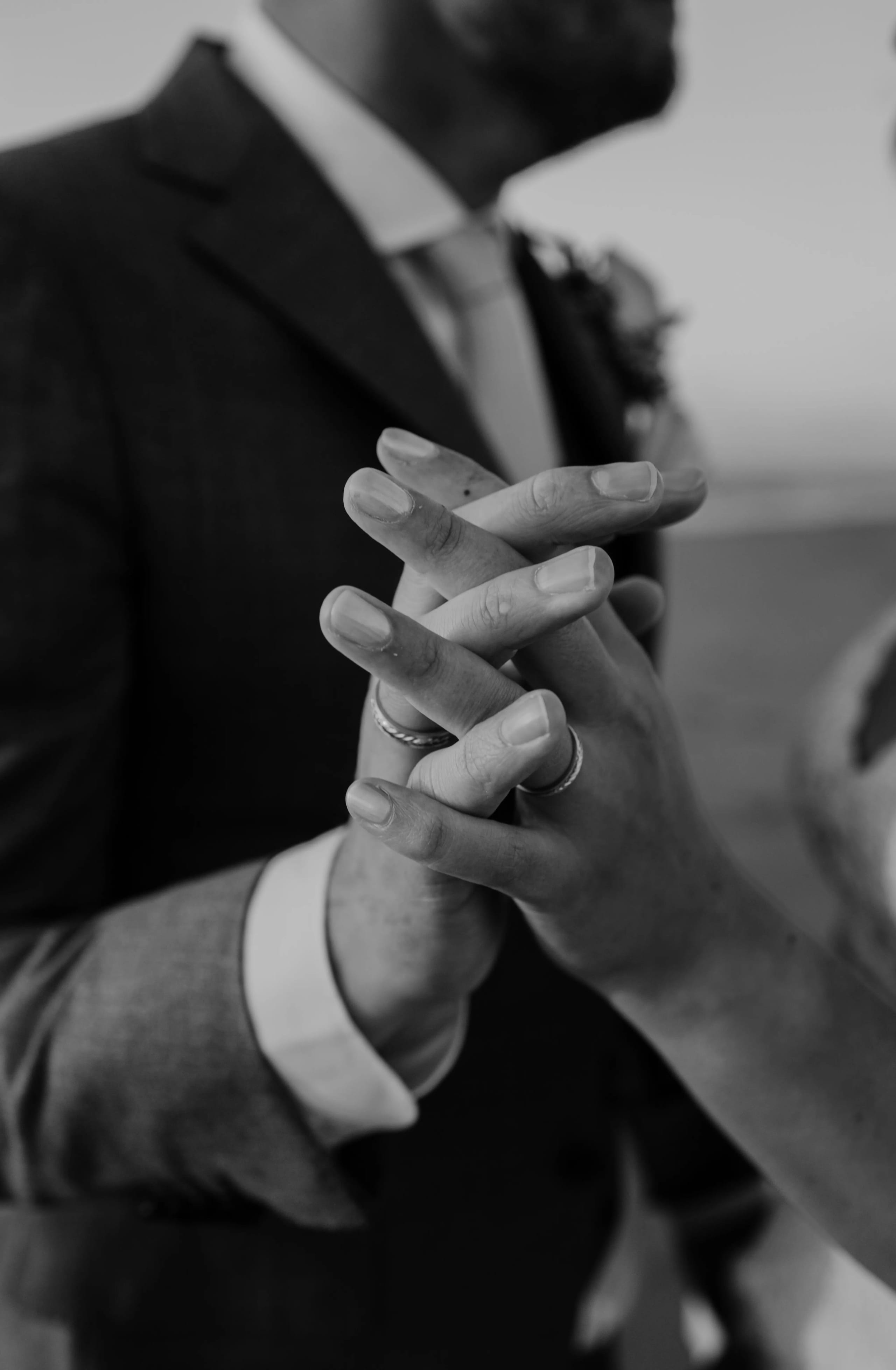 Zwart-wit portret van de bruidegom Hein die glimlachend de verte in kijkt