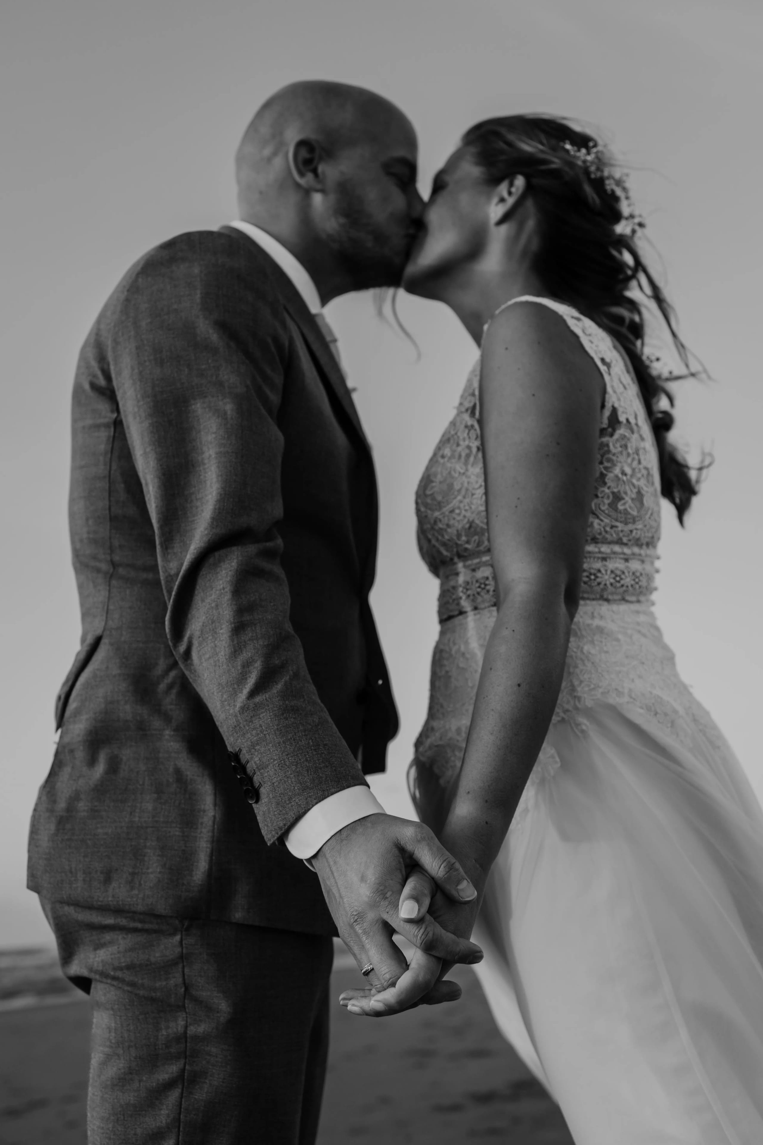 Close-up of Denise en Hein die elkaars hand stevig vasthouden bij zonsondergang