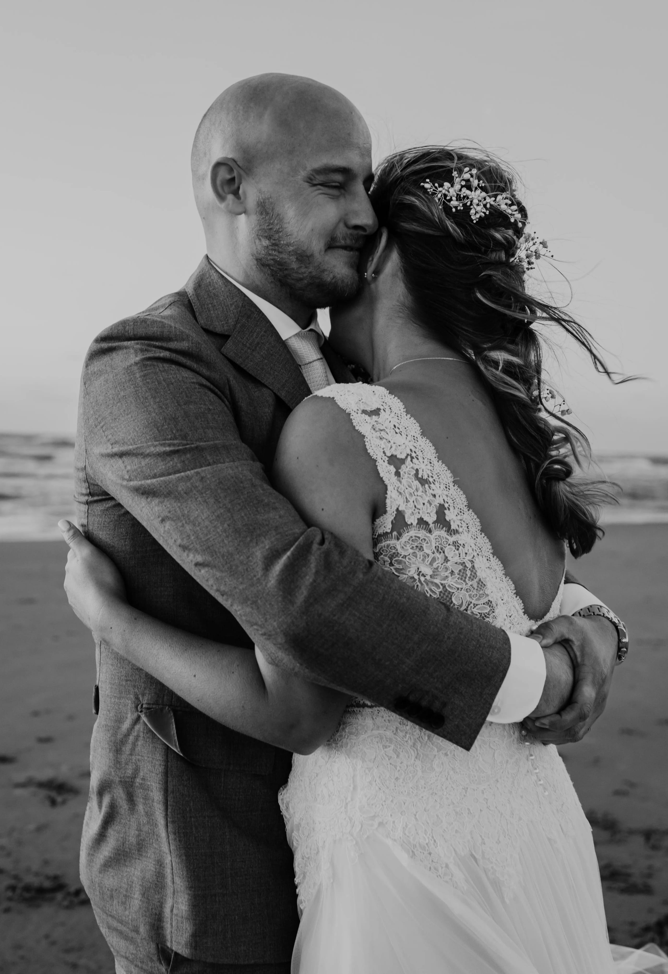 Zwart-wit close-up van een romantische kus tussen Denise en Hein