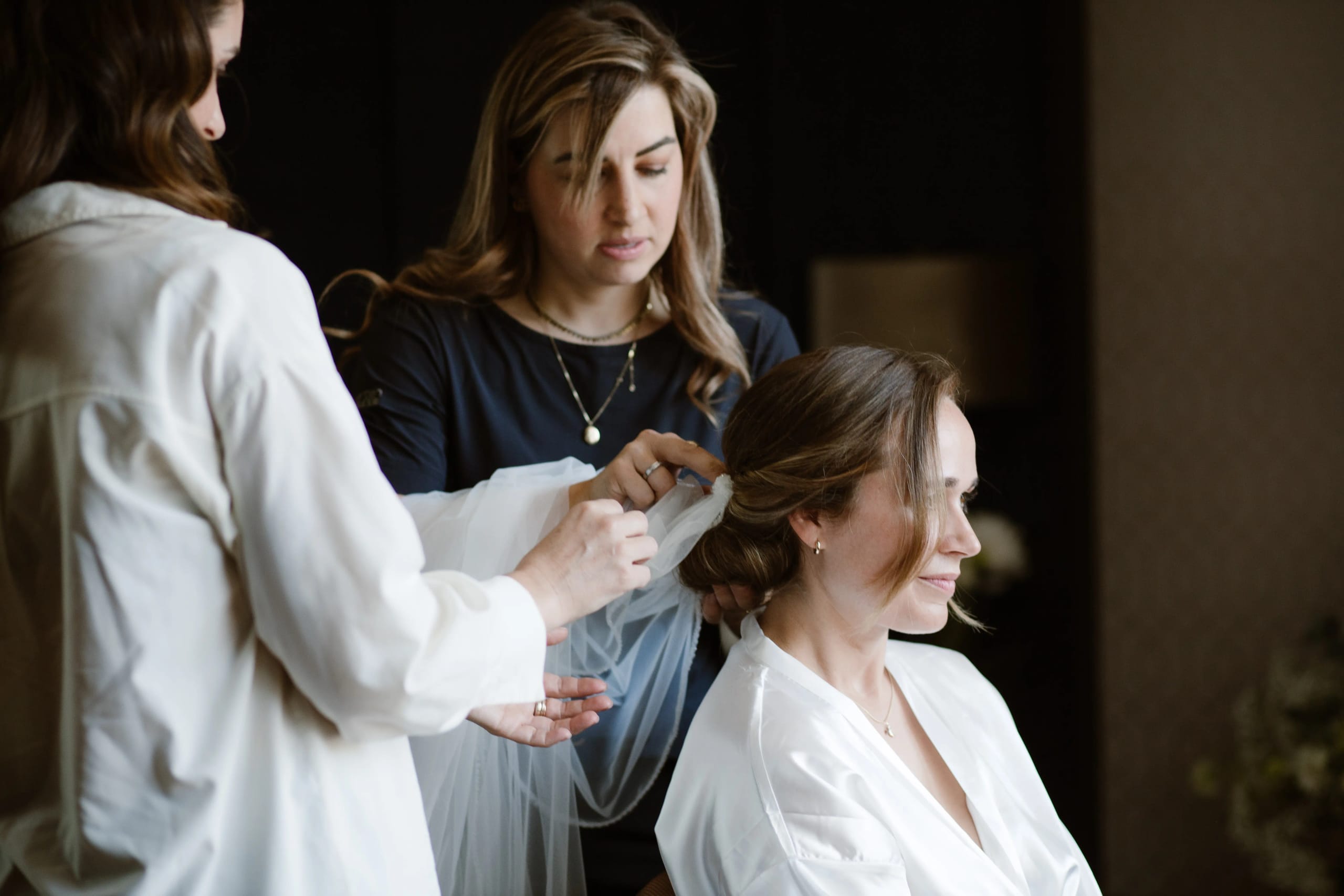 De bruid krijgt haar sluier in terwijl ze zich klaarmaakt in haar kamer