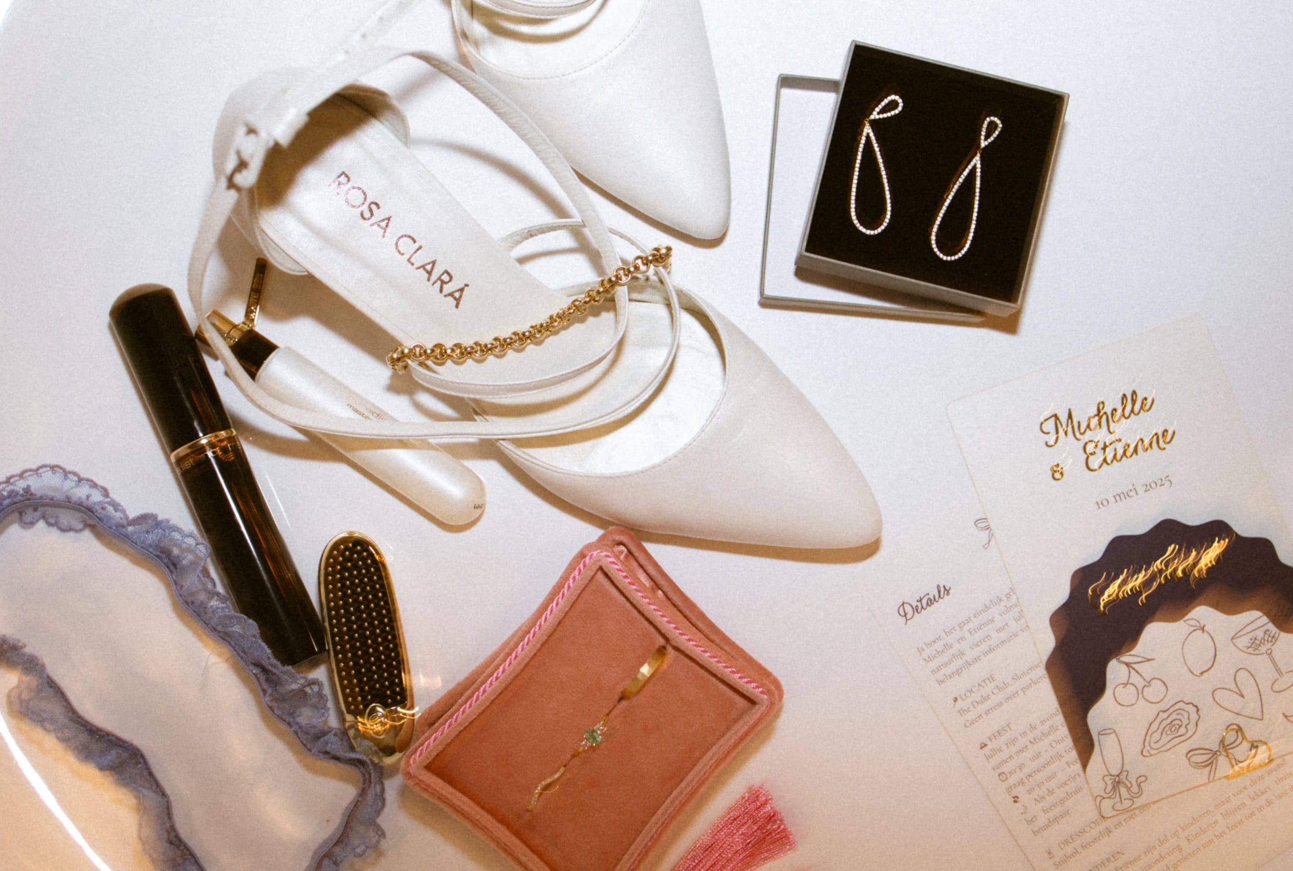 Stilleven van elegante witte bruidsschoenen en een uitnodigingskaart