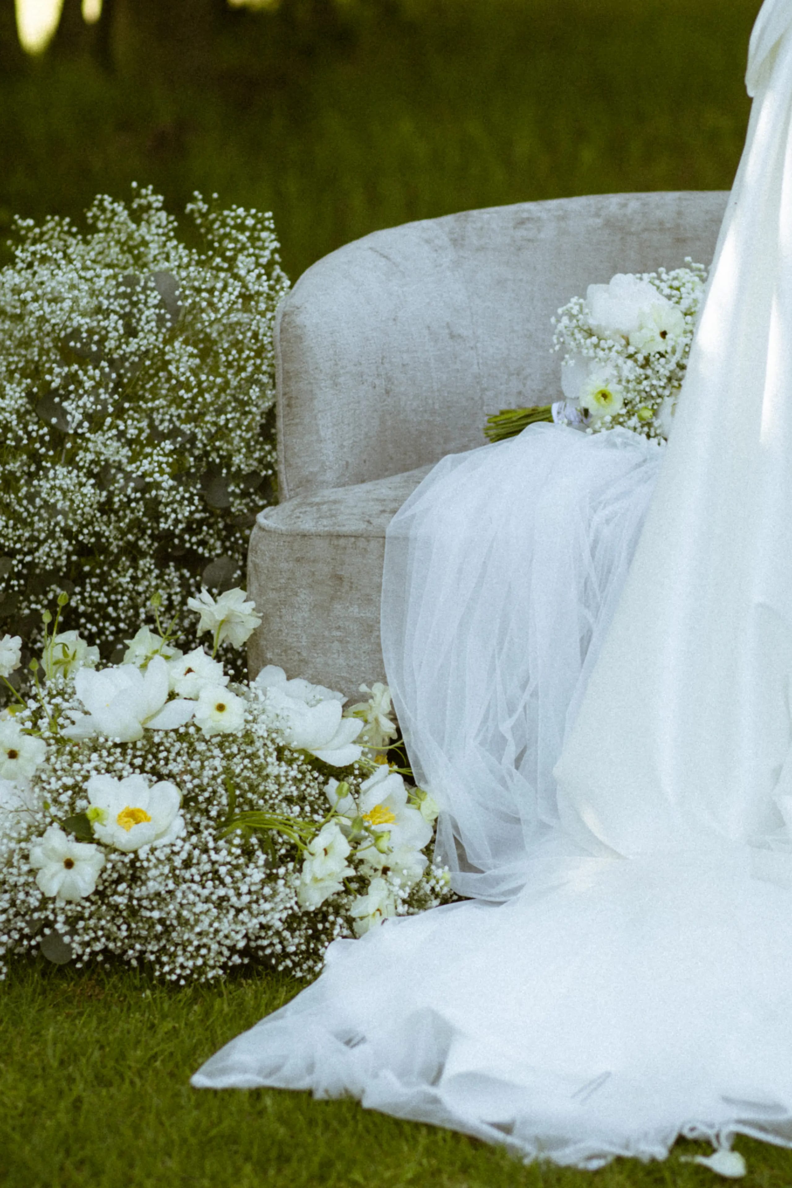 Close-up van het prachtige witte bruidsboeket in de natuur