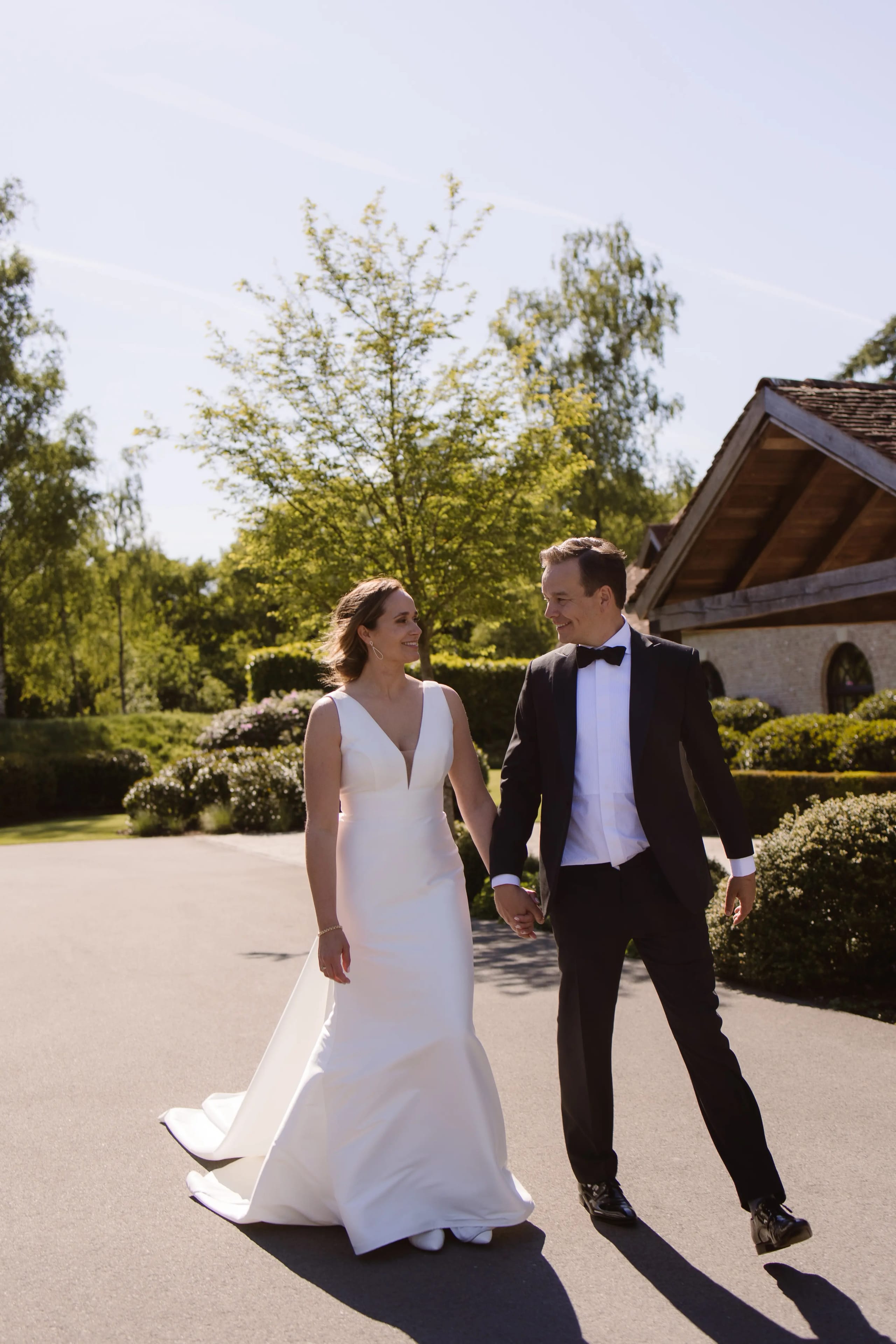 Bruid en bruidegom wandelden ontspannen hand in hand binnenshuis