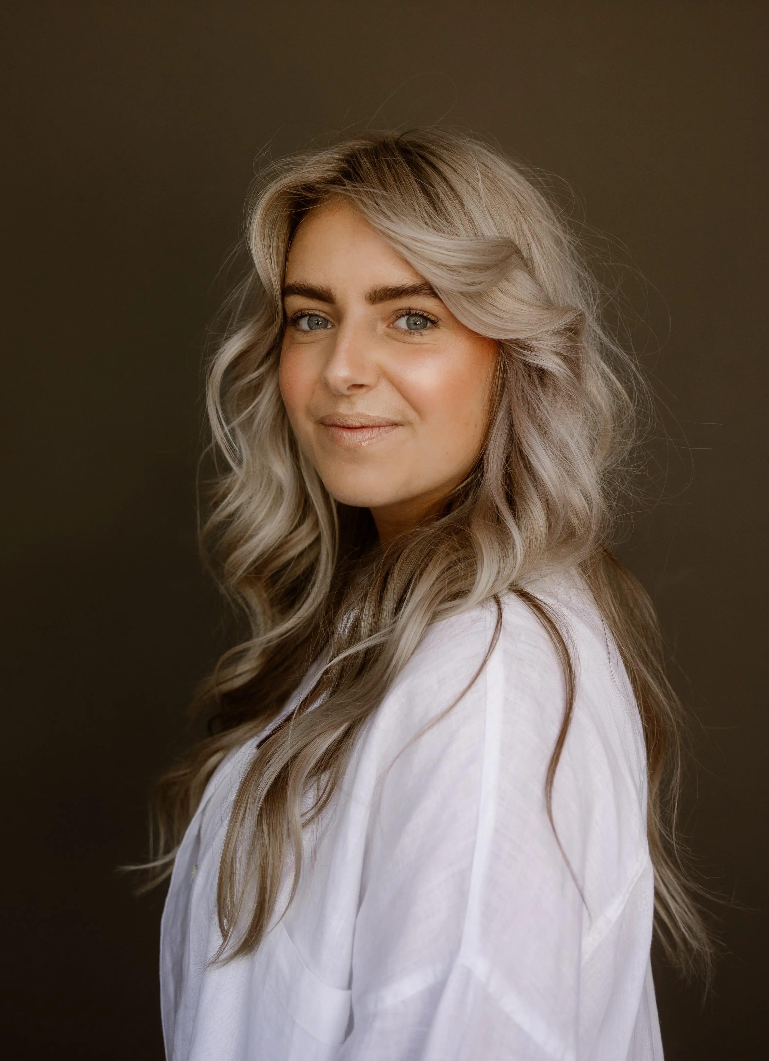 Kleurrijk portret van Joyce met blond haar tegen een bruine achtergrond