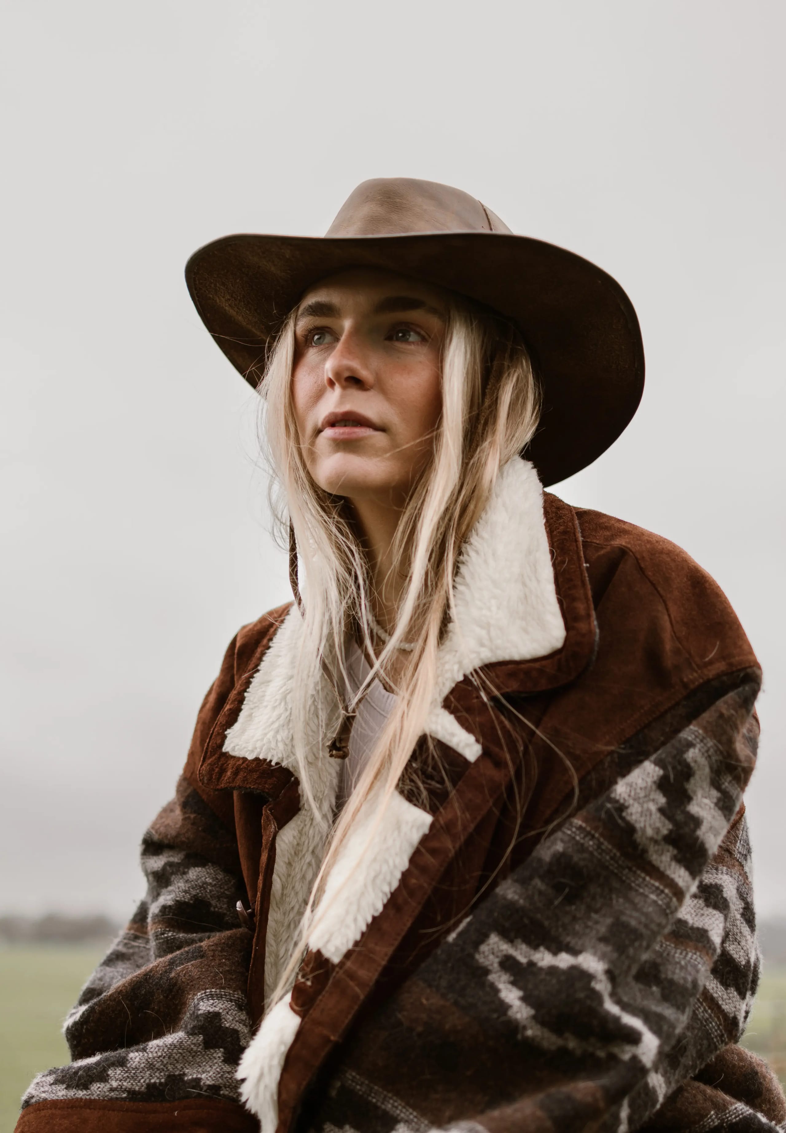 Close-up portret van Lies Zhara met een bruine cowboyhoed