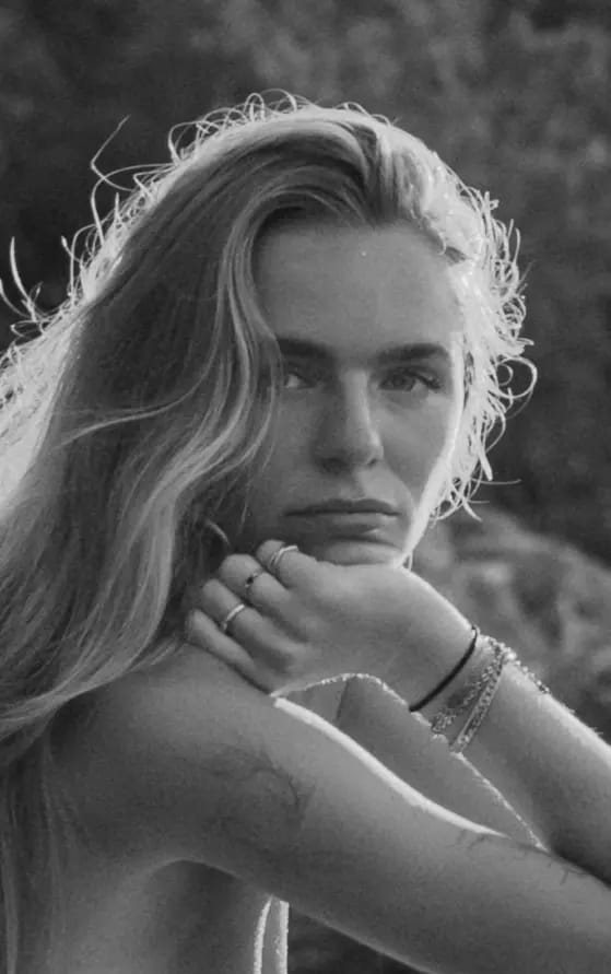 Close-up portret van Lies Zhara met tegenlicht op een strand in Bali