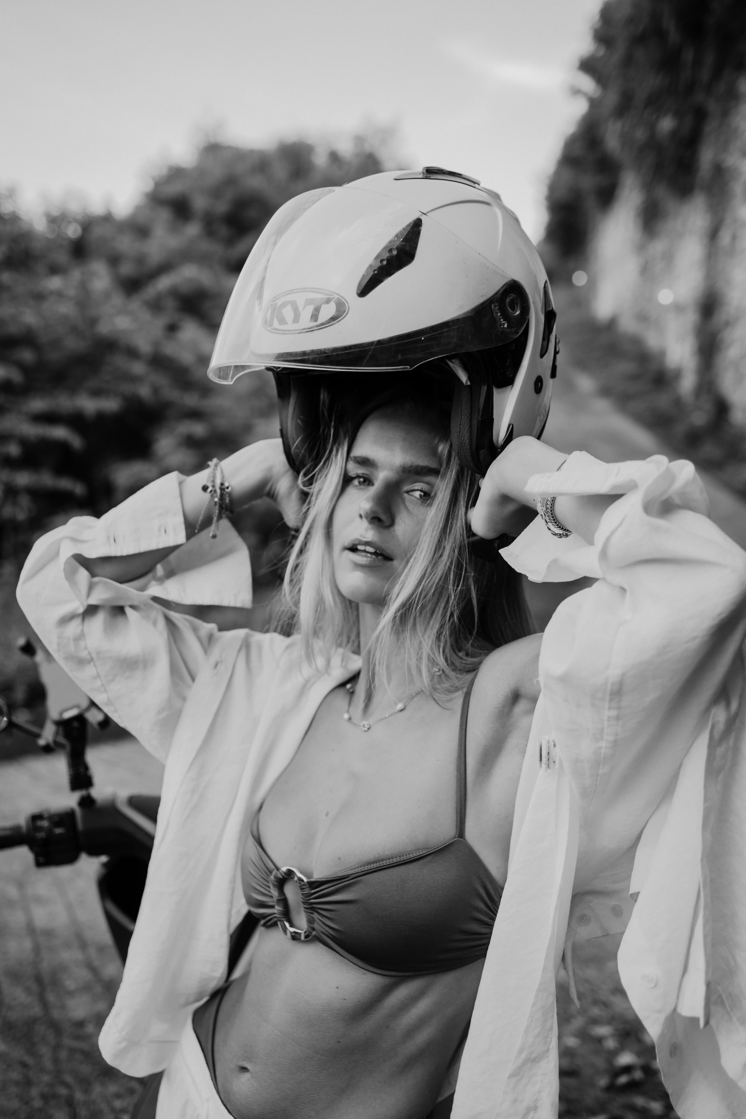 Lies Zhara met een witte motorhelm op een scooter in Bali