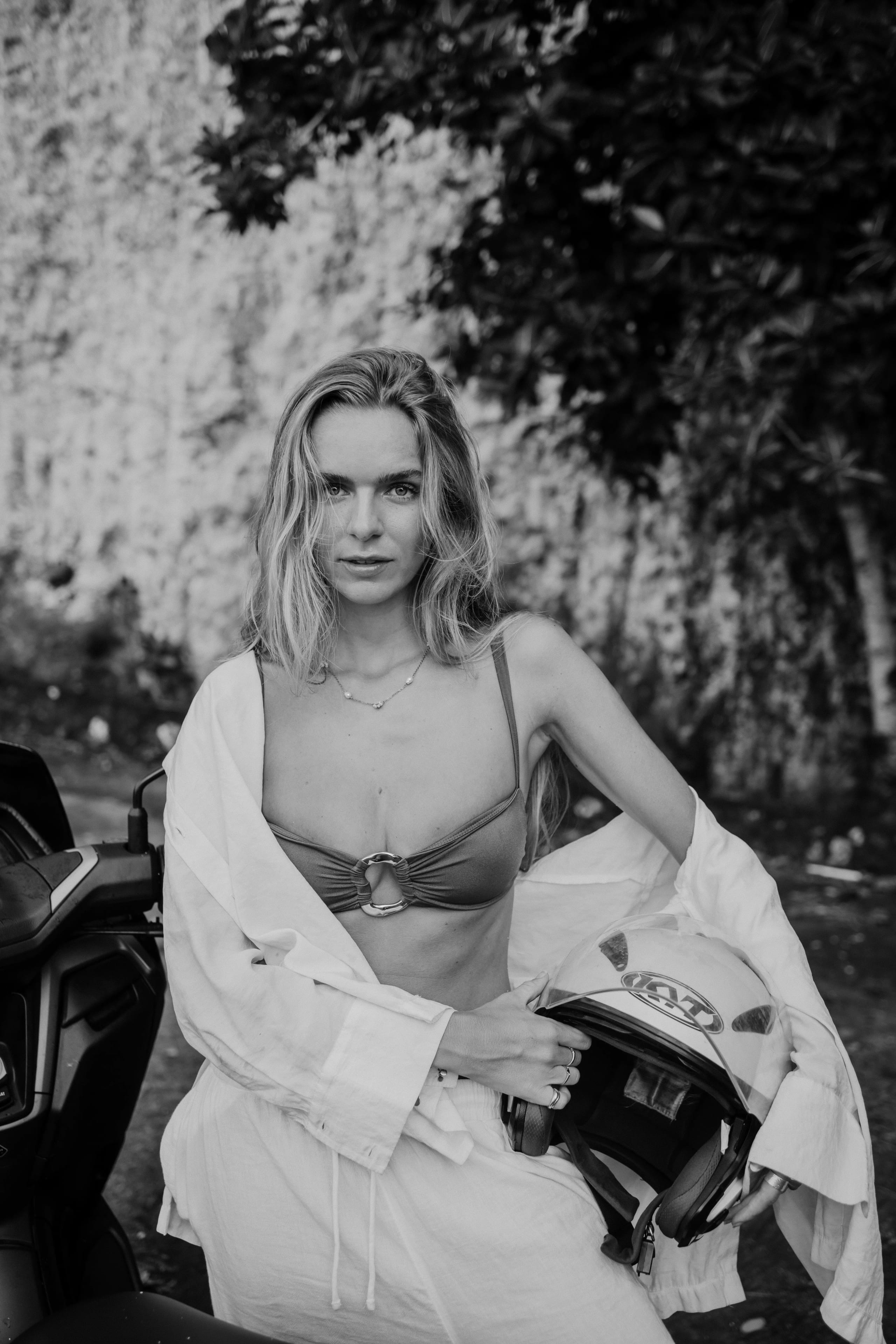 Zwart-wit portret van Lies Zhara in bikini en open hemd op Bali