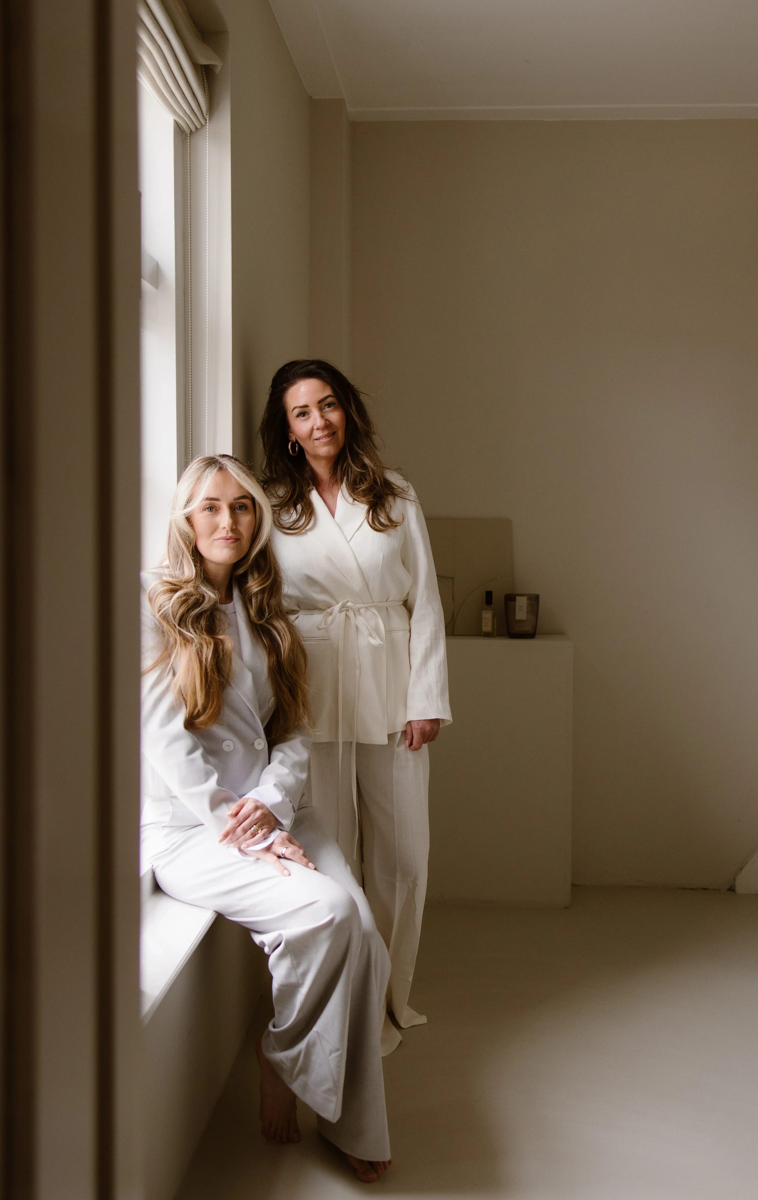 Sfeervol portret van een vrouw met een bruine hijab en lichte kleding, onderdeel van de Beauty By Cil brand shoot in Hoofddorp