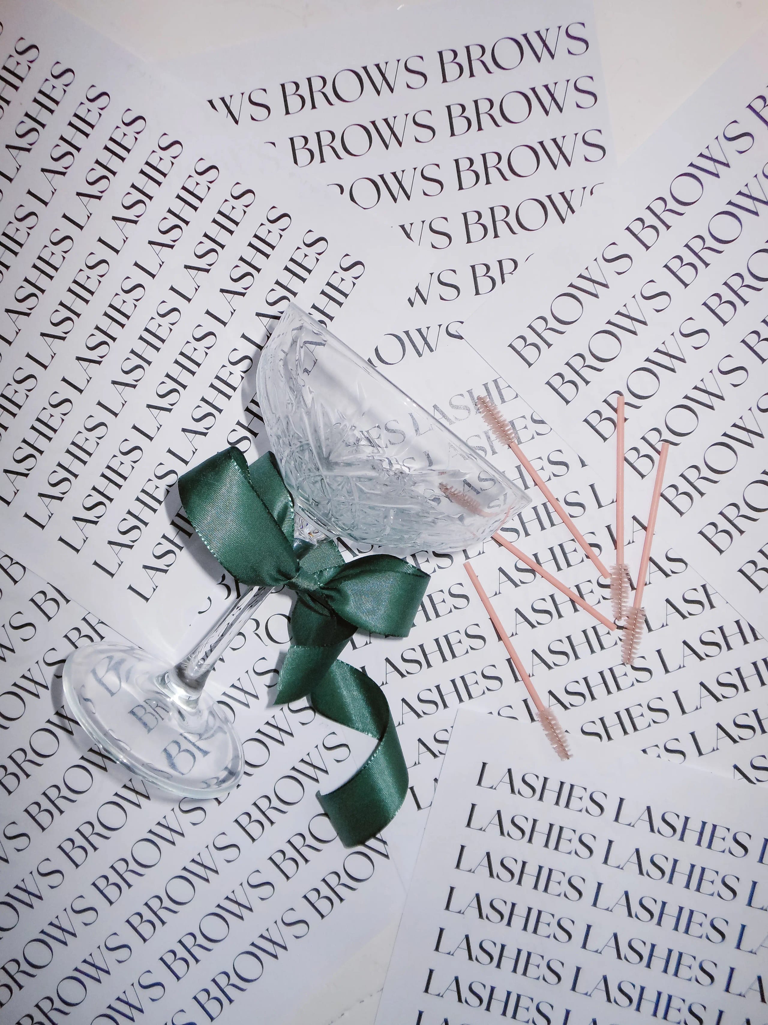 Twee teamleden van Beauty By Cil poserend bij een groot raam in elegante witte outfits voor hun website portfolio