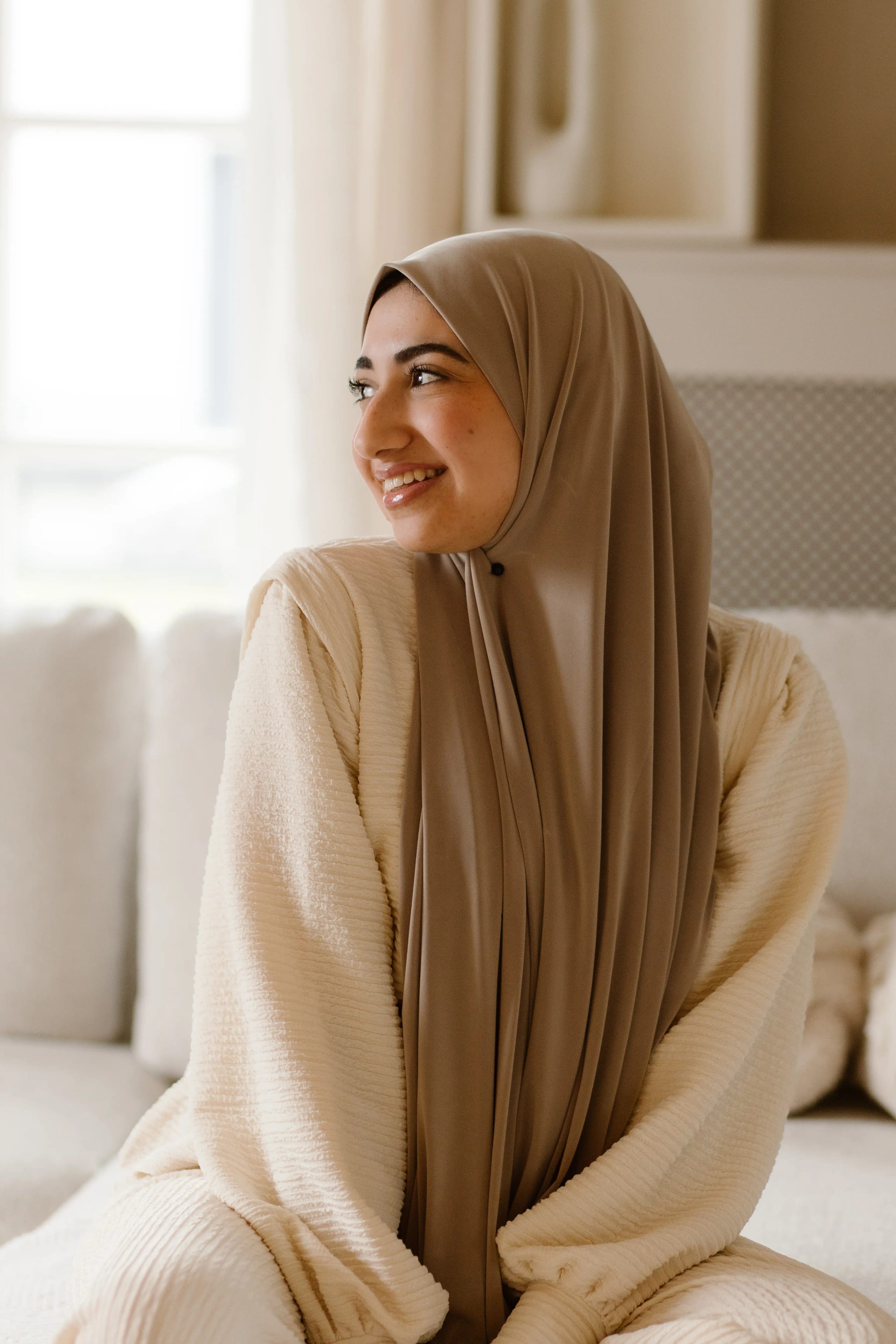 Twee lachende vrouwen van de beauty salon die elkaar omhelzen, wat een warme en persoonlijke sfeer uitstraalt voor hun merk