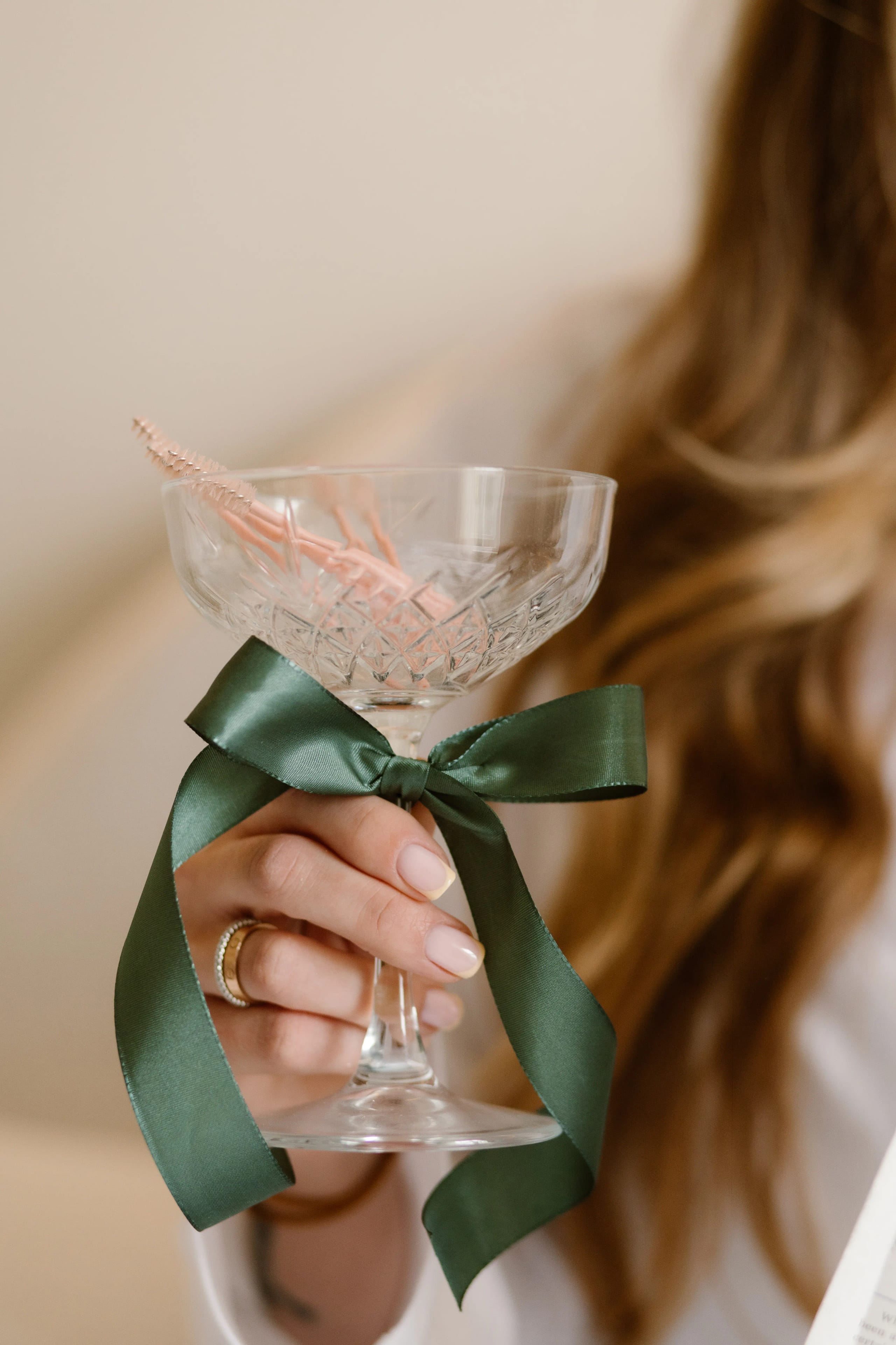 Groepsportret van het volledige team van Beauty By Cil Hoofddorp zittend op een bank in een moderne, lichte studio