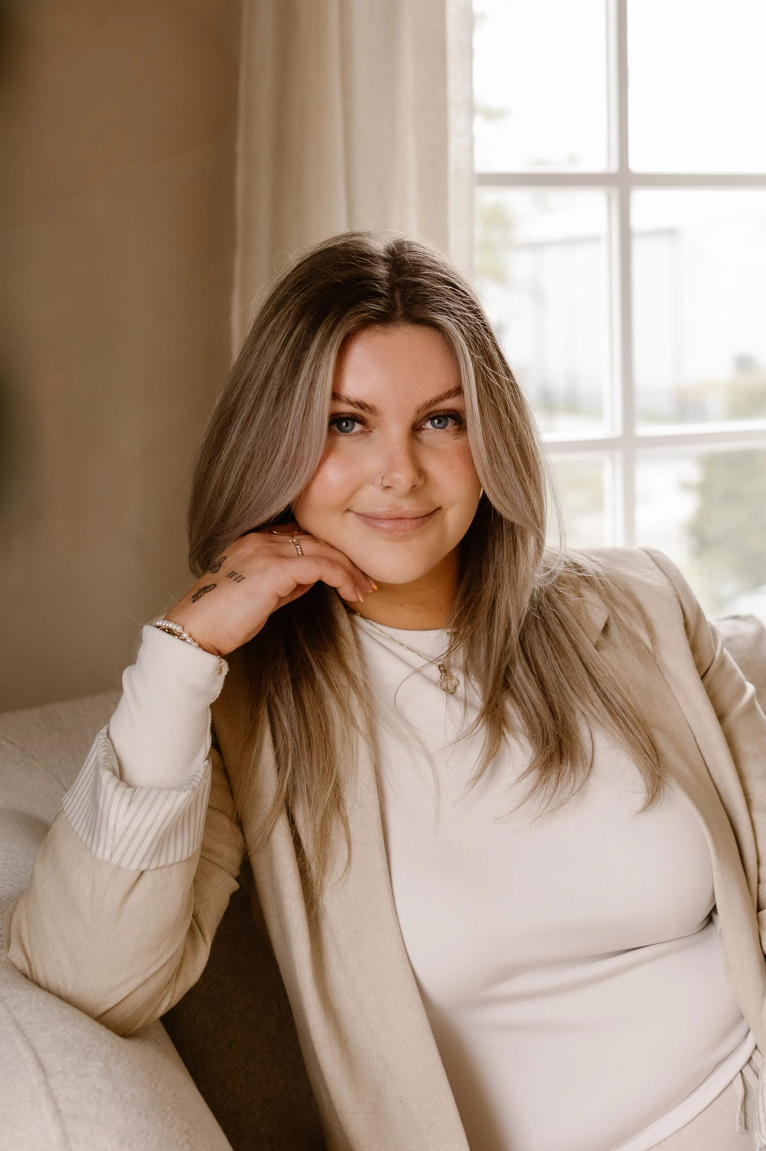 Creatieve flatlay branding foto met tekstpatroon 'Lashes Brows' en een feestelijk glas met een groene strik