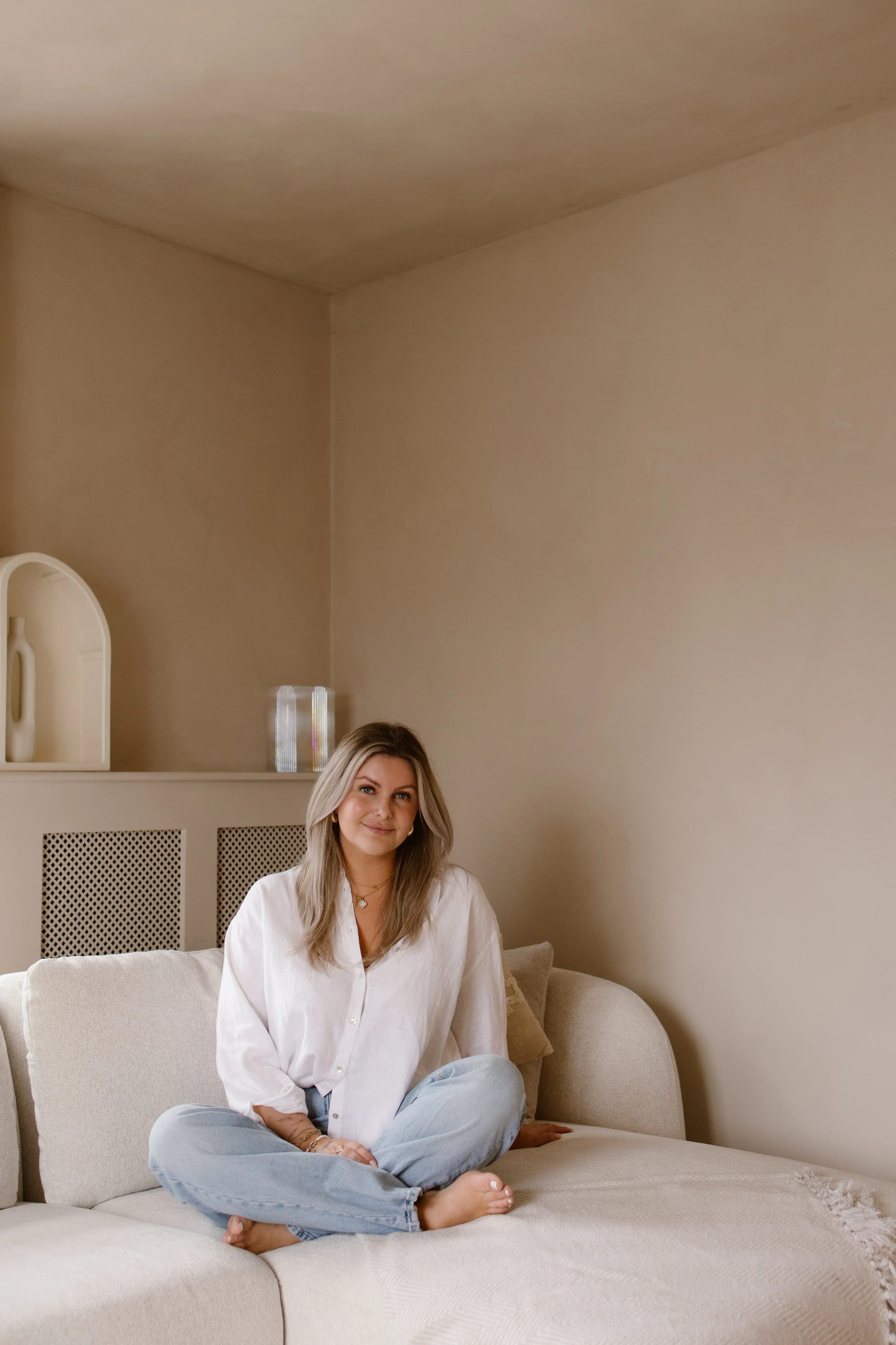 Nauwkeurig portret van een blonde vrouw met een neuspiercing en een beige blazer, gefotografeerd door Denise Biegelaar