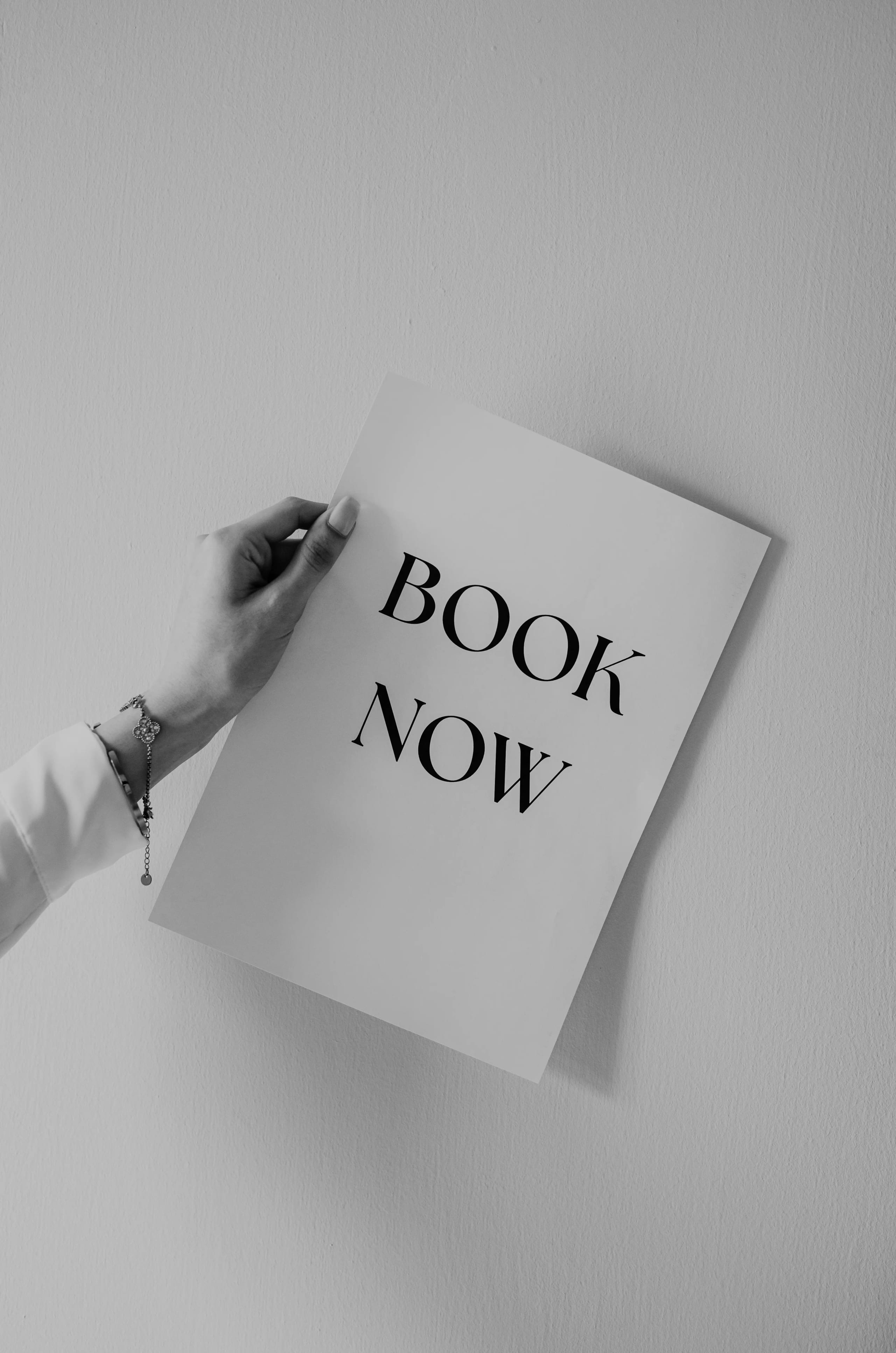 Portret van een lachende blonde vrouw in een witte blouse zittend op een sofa, natuurlijke branding fotografie in Hoofddorp