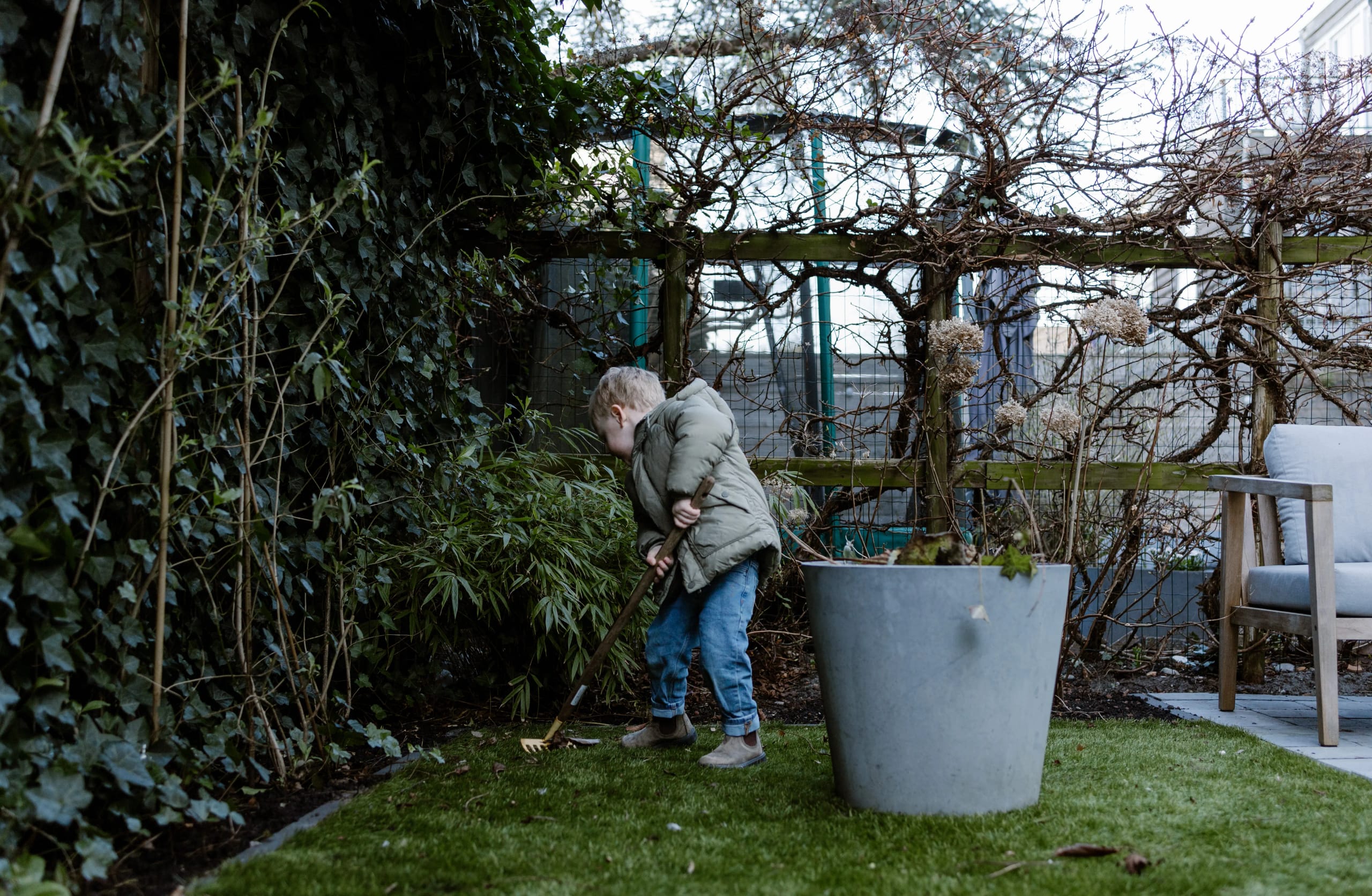Kind helpt in de tuin tijdens een lifestyle gezinsfotoshoot in Hoofddorp.