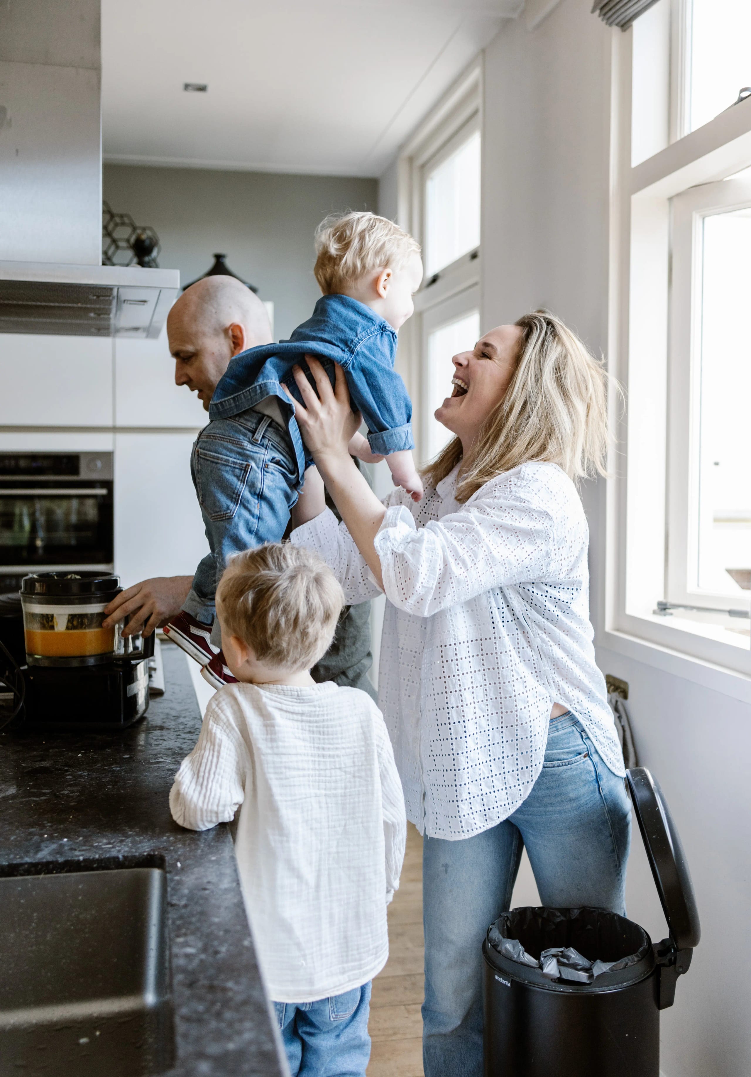 Home - Natuurlijke familie fotoshoot in eigen huis met warme sfeer en authentieke momenten