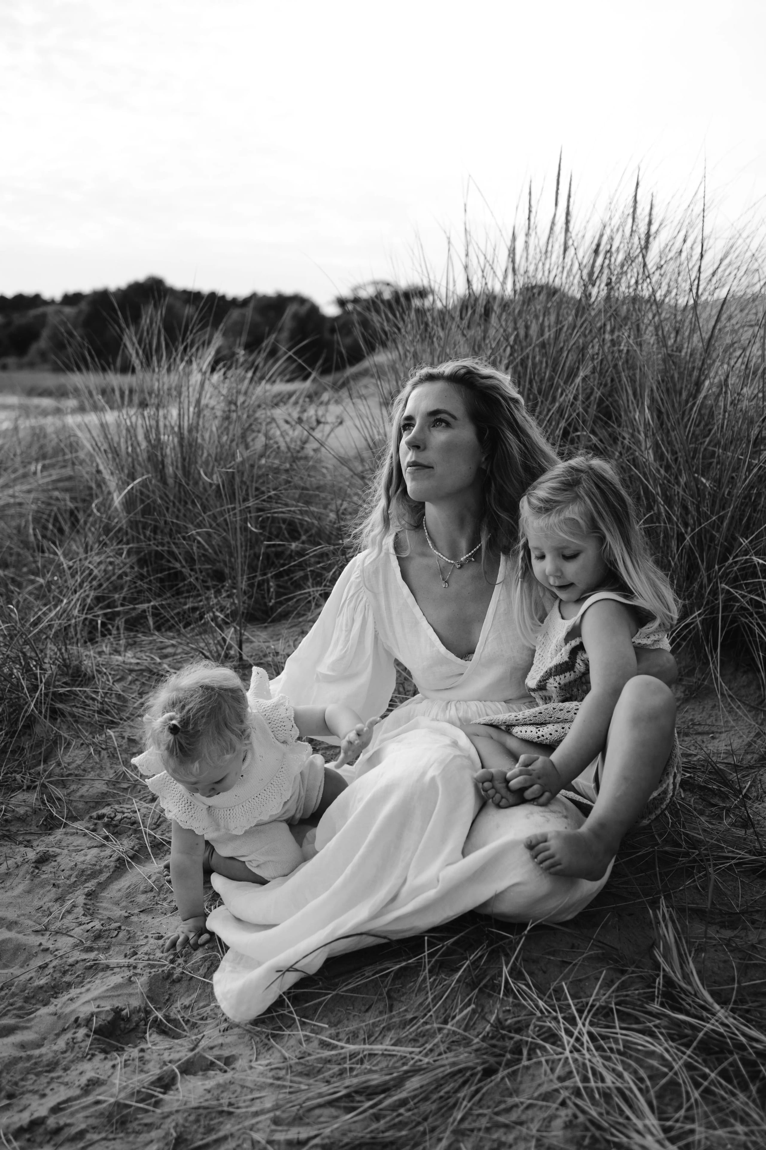 Zwart-wit lifestyle beeld van een gezin dat geniet van een zomerse avond in de natuur van Bloemendaal.