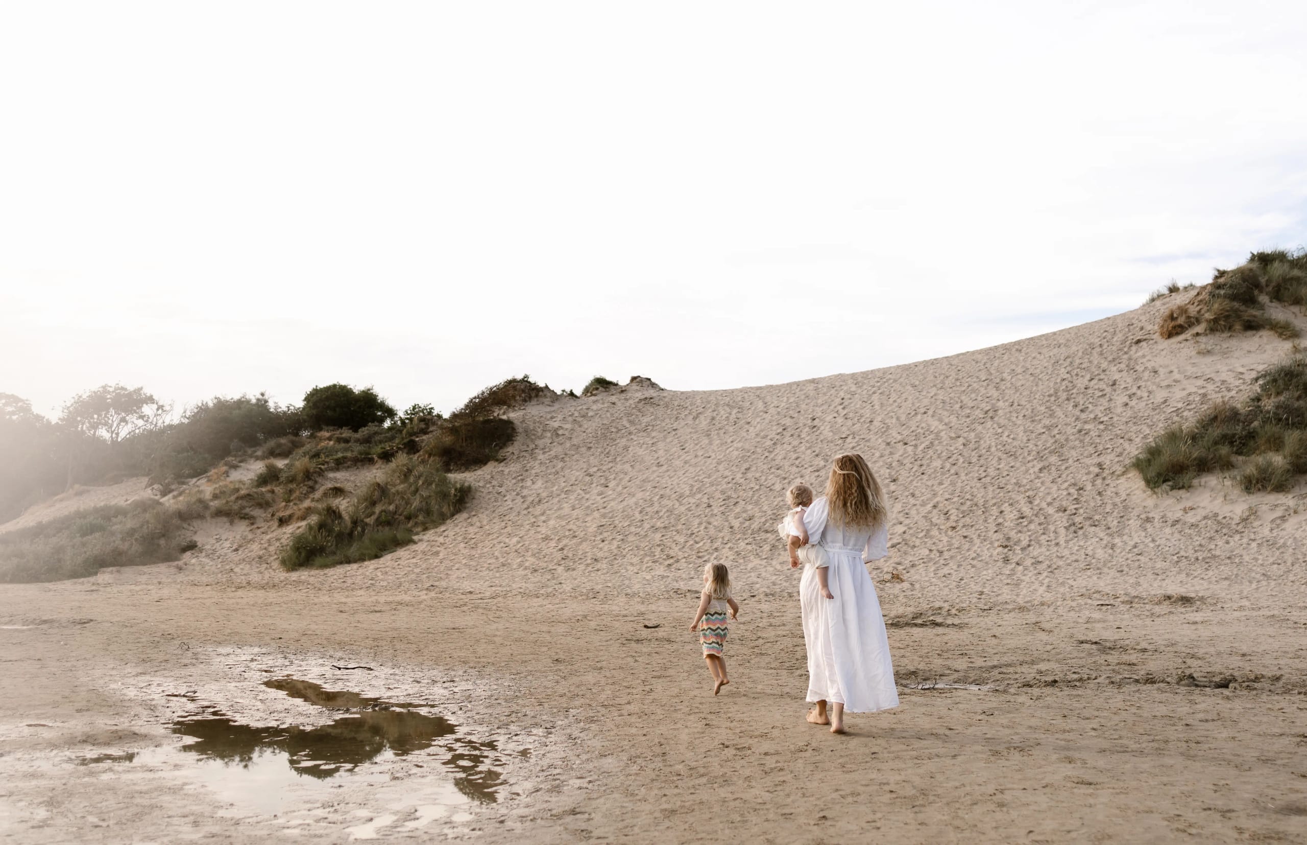 Gezin wandelt door de duinen van Bloemendaal, weidse landschapsfotografie in de Kennemerduinen.