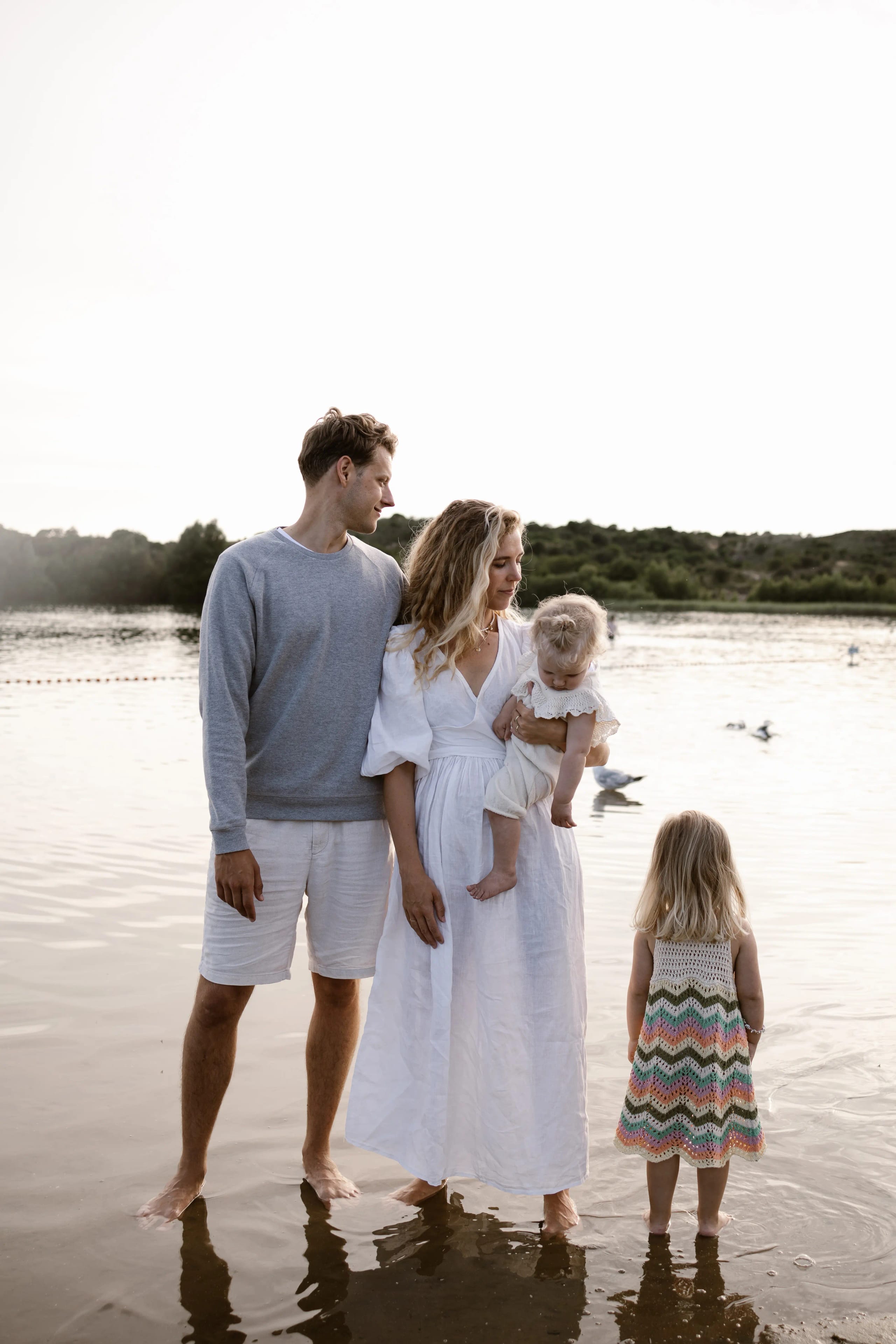 Het hele gezin geniet in het water bij het strand van Bloemendaal, plezier en lol.