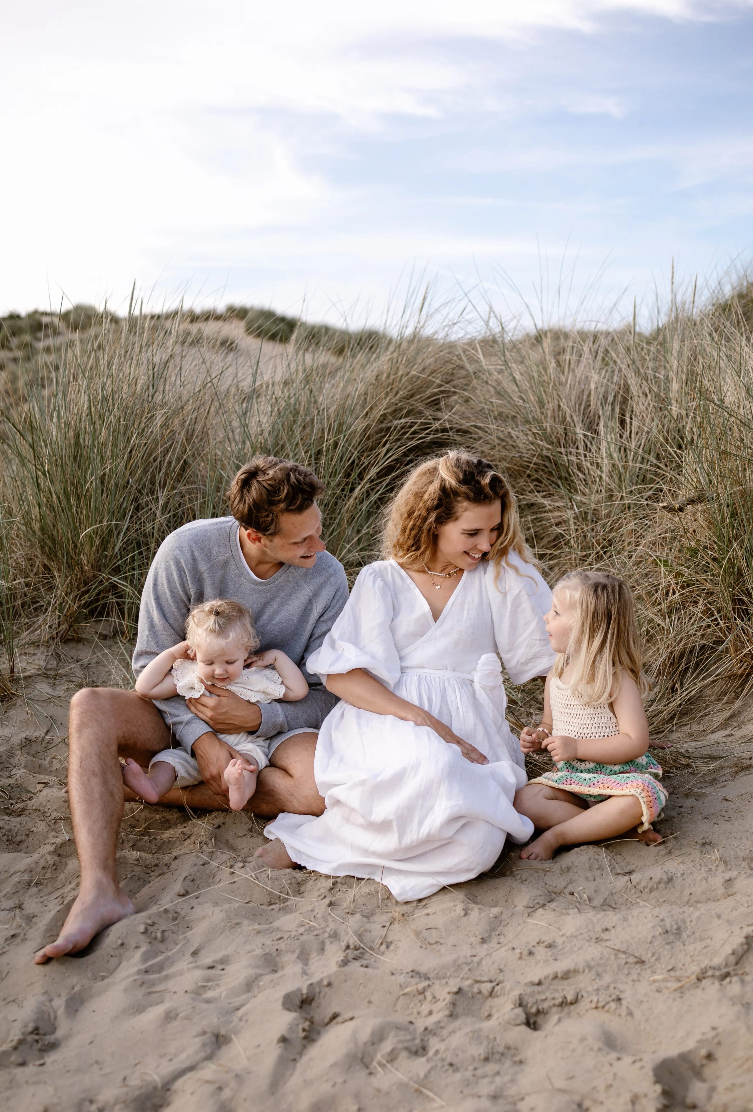 familie fotoshoot outfits in zachte neutrale kleuren en natuurlijke styling