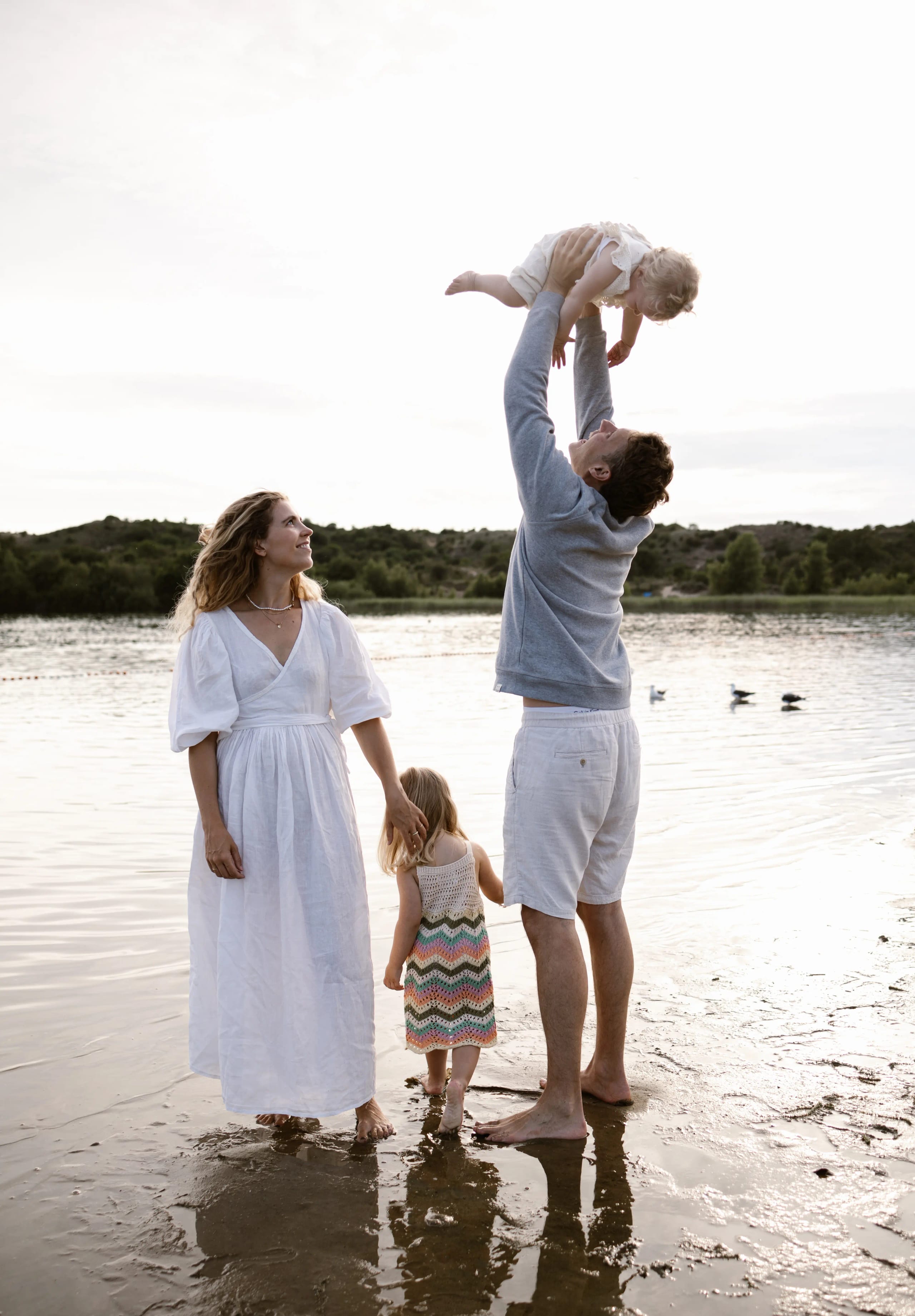 Summer Nights - Familie fotoshoot tijdens zomerse avond met gouden licht en magische sfeer