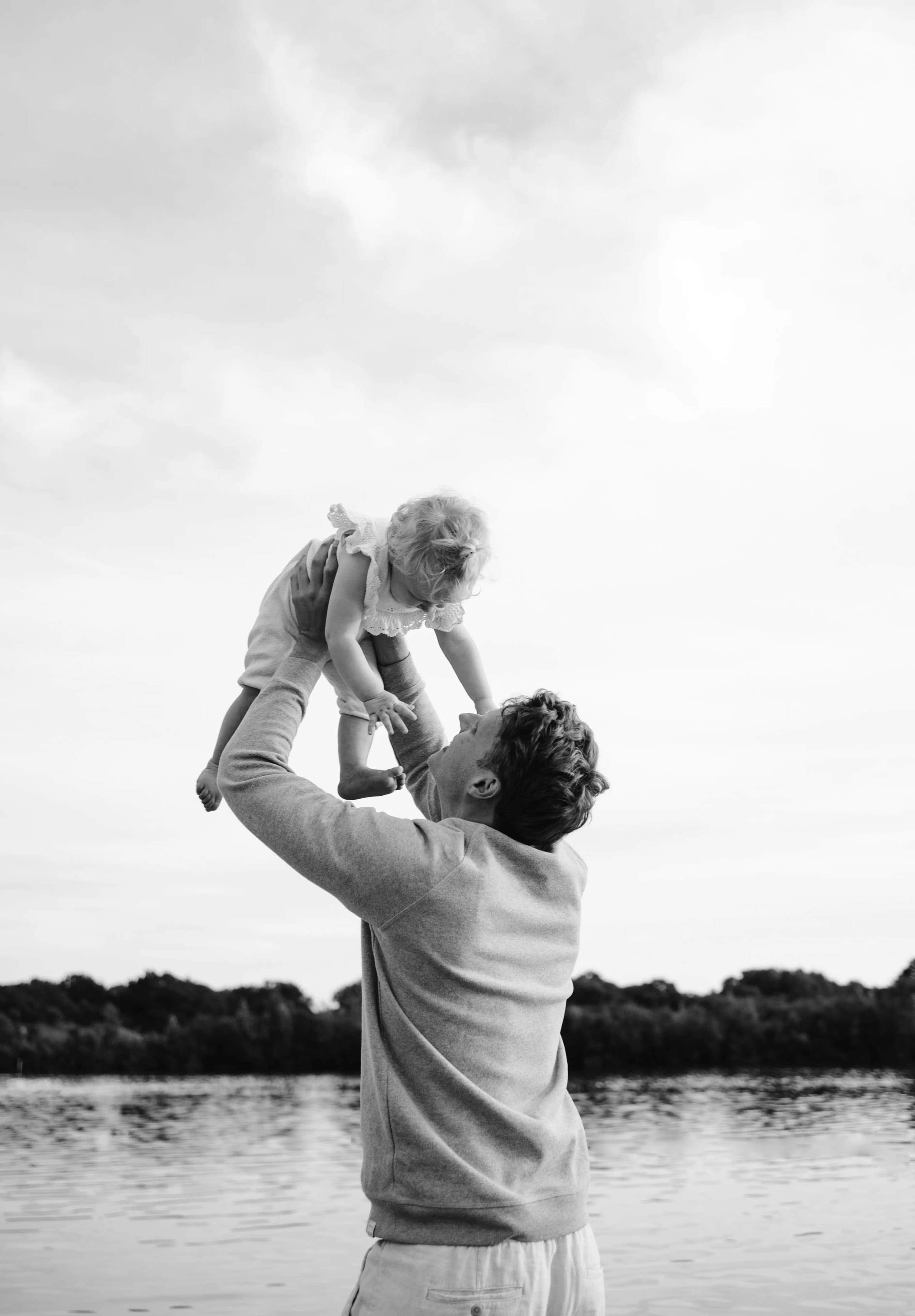 gezinsmoment vastgelegd tijdens een familie fotoshoot met spontane emoties
