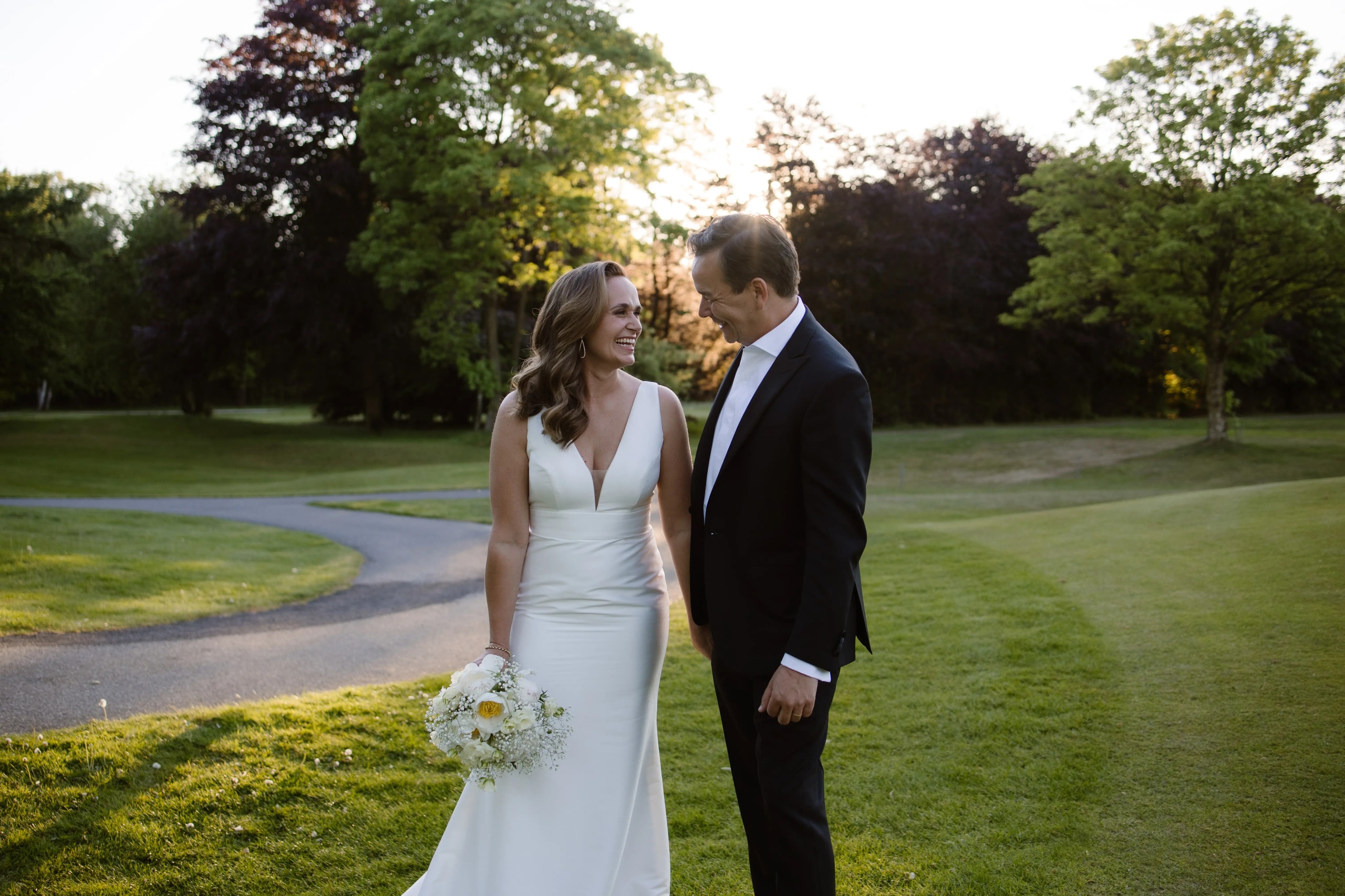 Professionele bruiloft fotograaf Hoofddorp legt spontane momenten vast van een bruidspaar