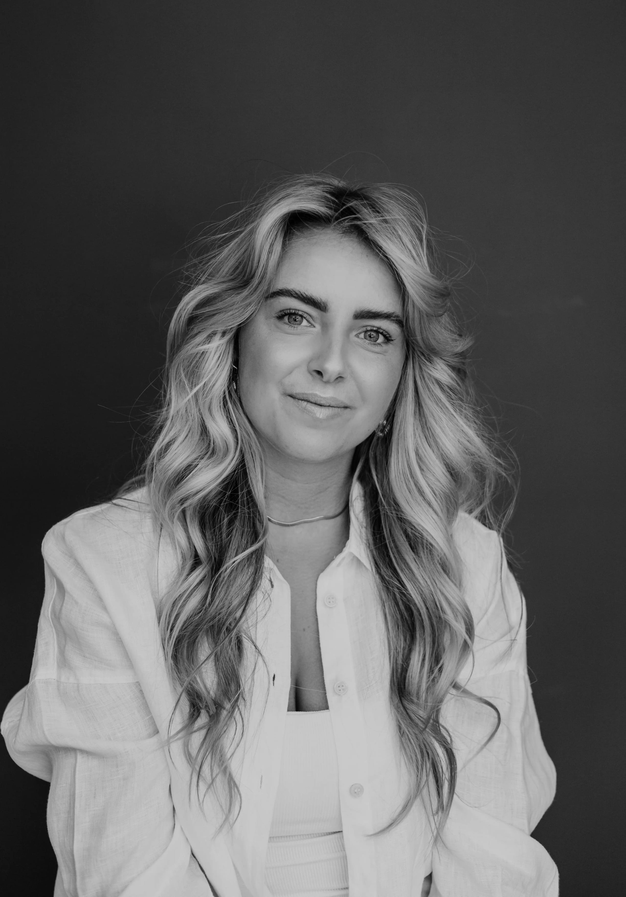 Stijlvol zwart-wit portret van Joyce die recht in de camera kijkt