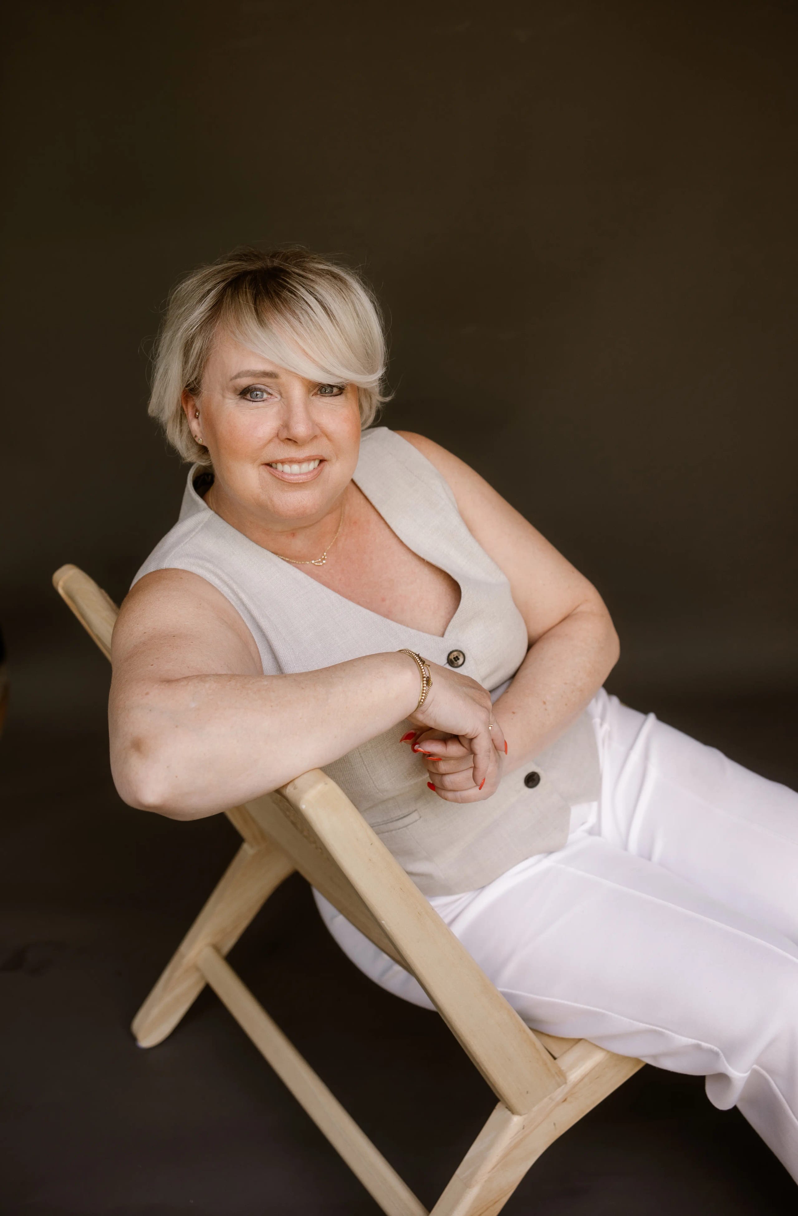 Portret van Maica zittend in een houten stoel in Hoofddorp