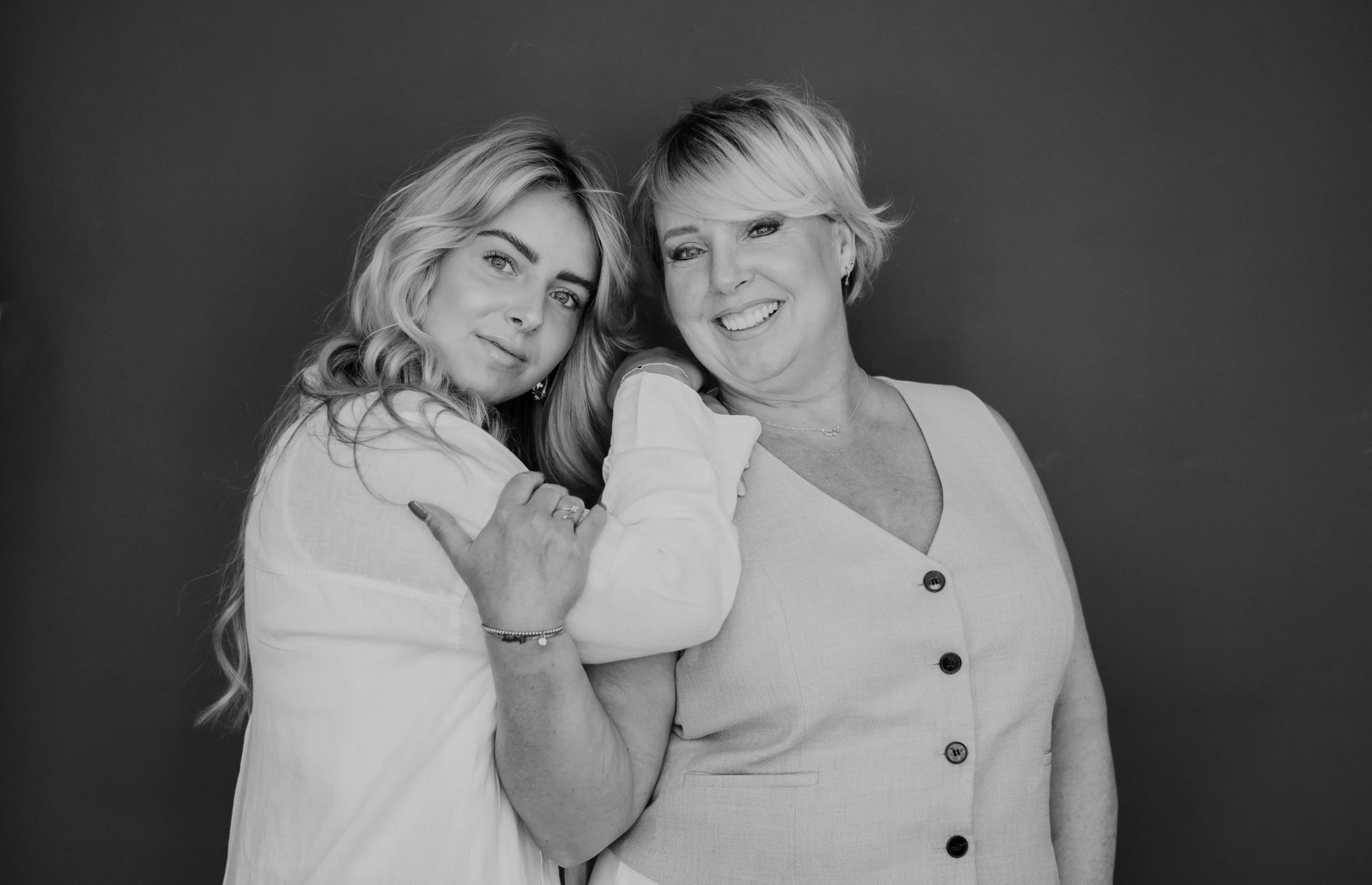 Close-up zwart-wit portret van Joyce en Maica die samen lachen