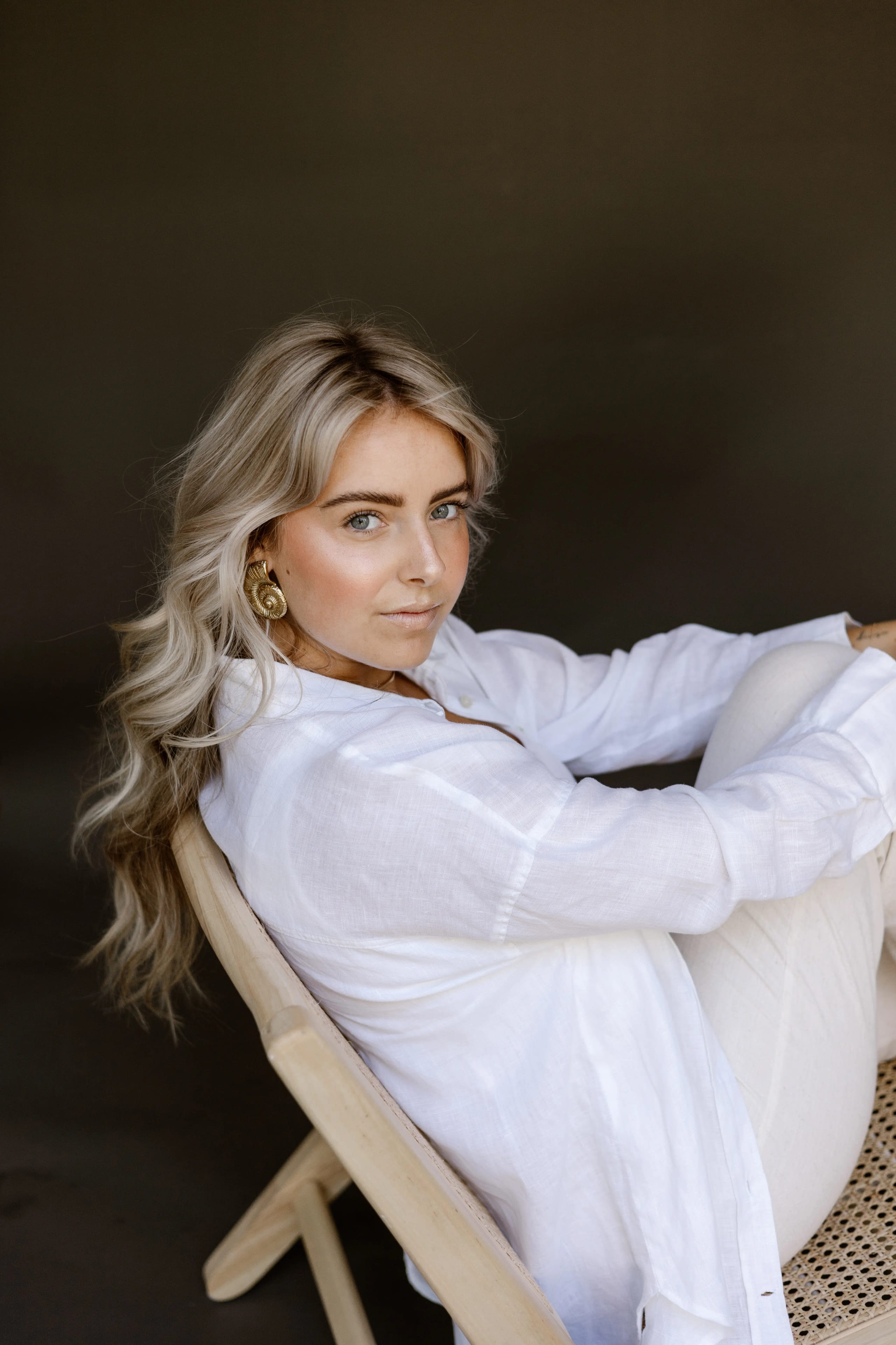 Artistiek portret van Joyce van bovenaf gefotografeerd op een bruine achtergrond