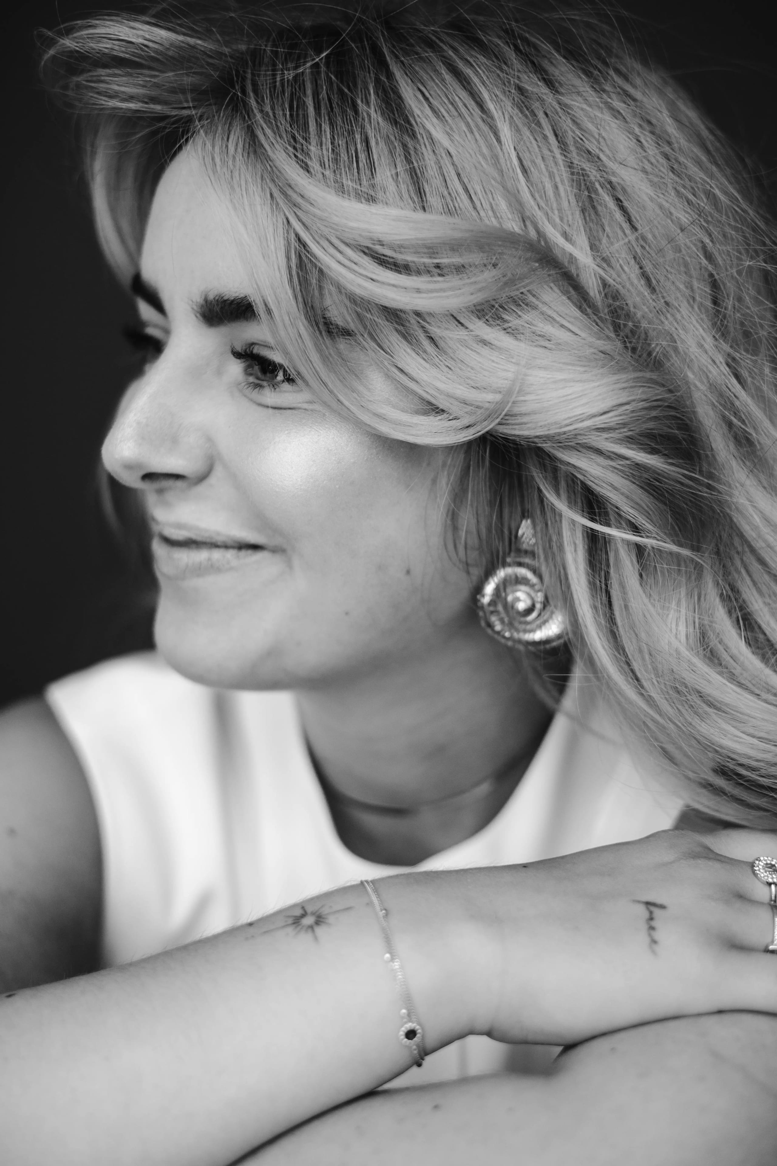 Sfeervolle close-up van het gezicht van Joyce in zwart-wit