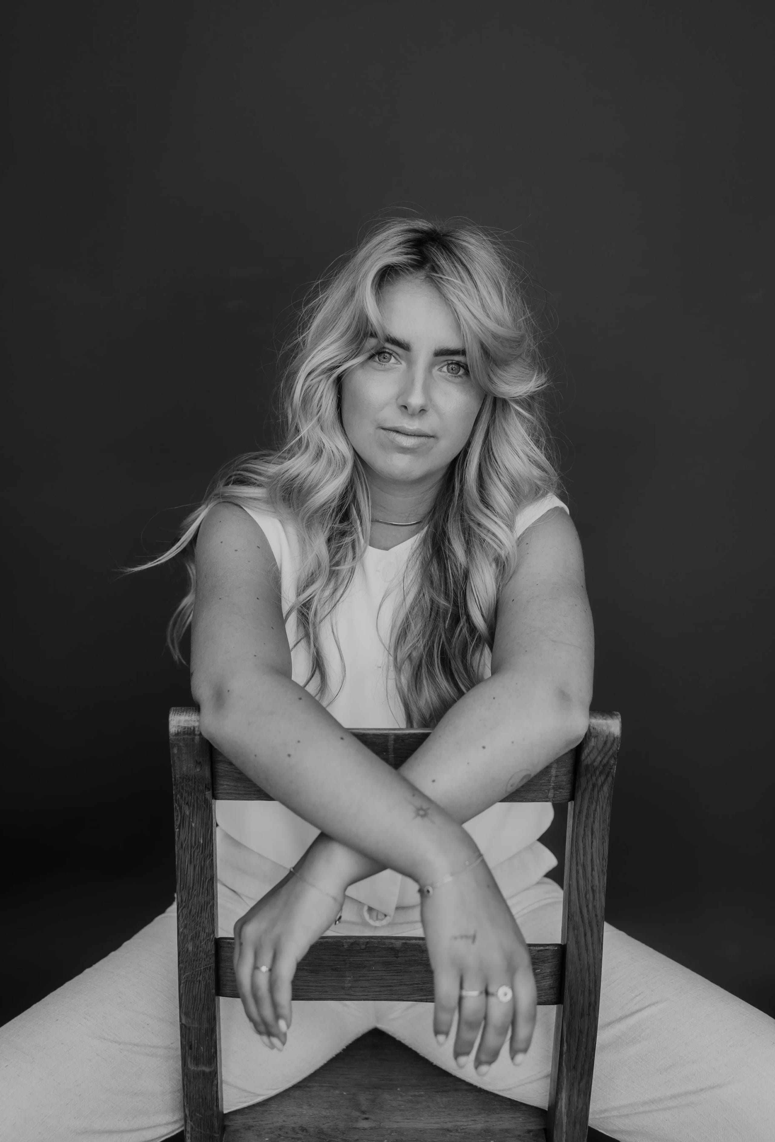 Joyce en Maica knuffelen elkaar in een intiem zwart-wit portret