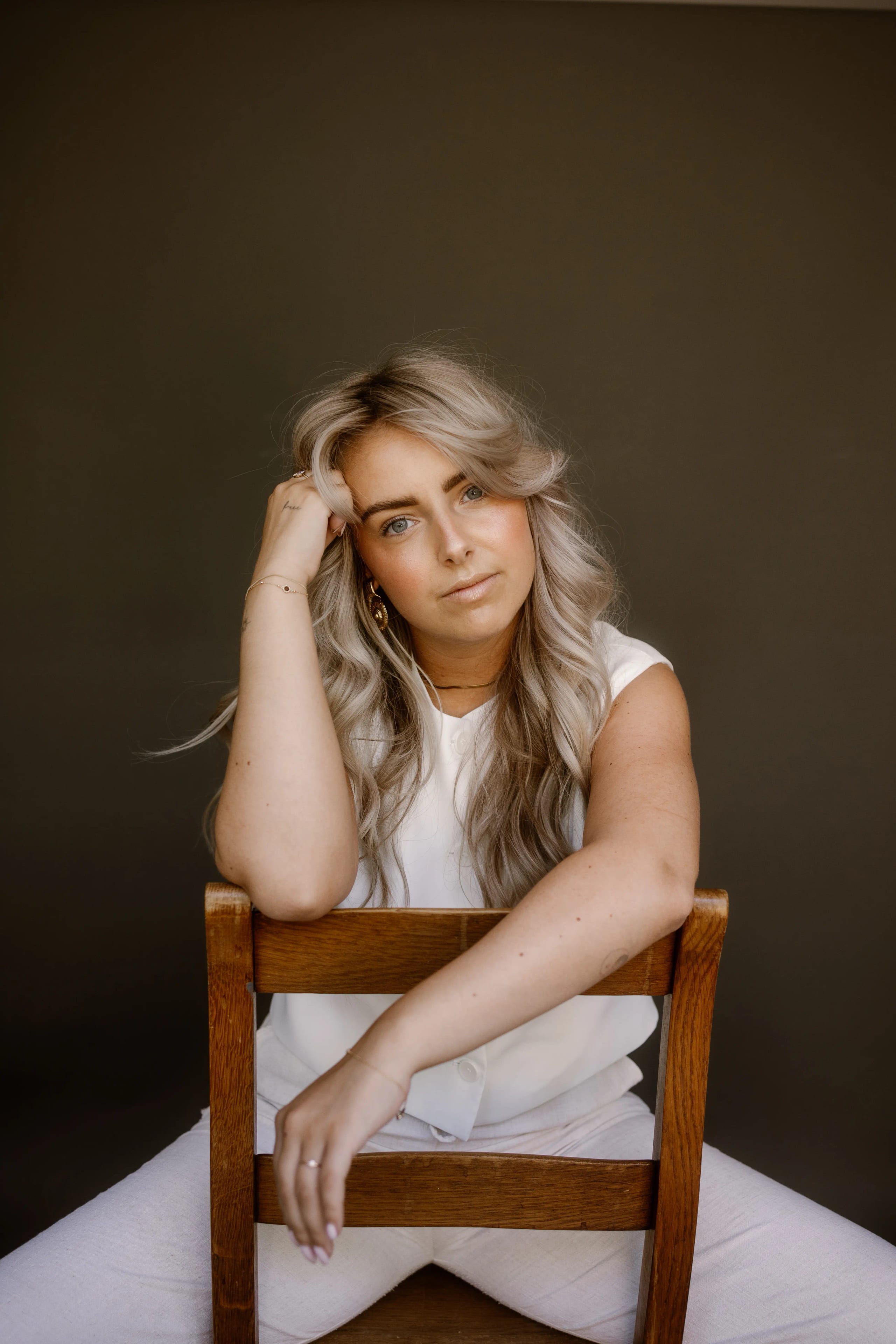 Kleurrijk portret van Joyce zittend in een houten stoel, elegante portretfotografie