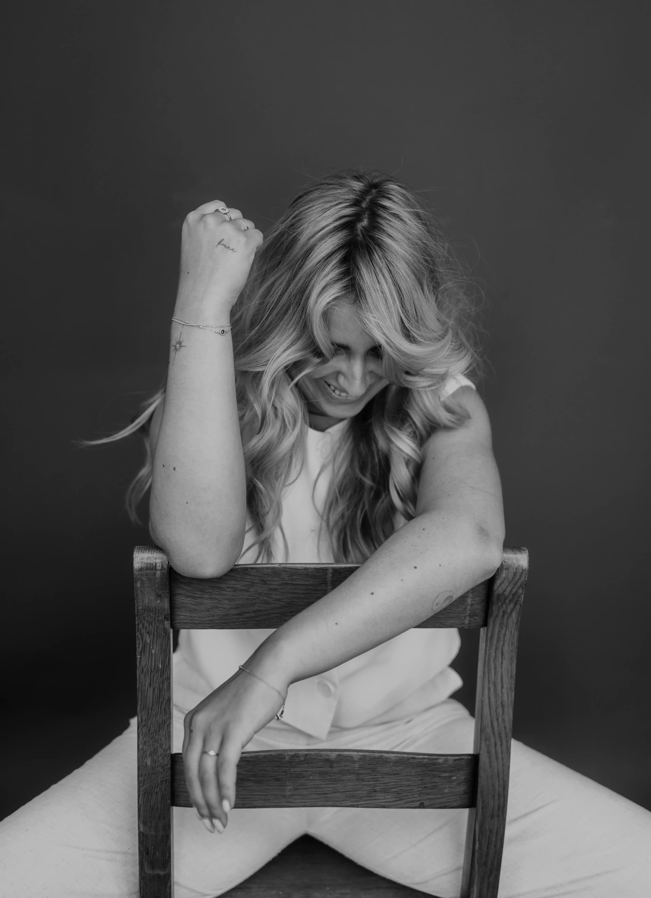 Zwart-wit profielportret van Joyce met focus op haar lach