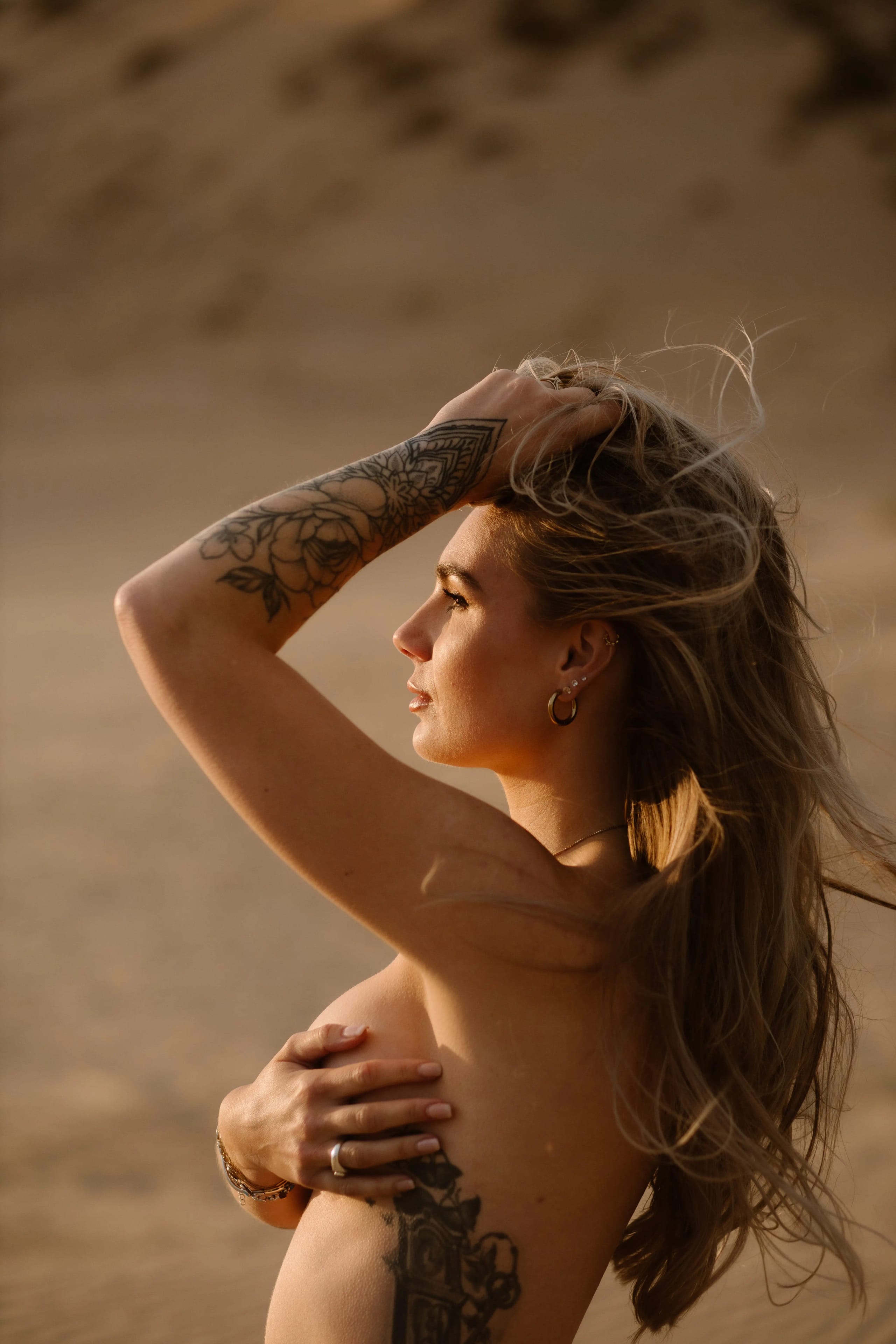 Artistiek boudoir portret van Sammy in de duinen van Bloemendaal met tattoos