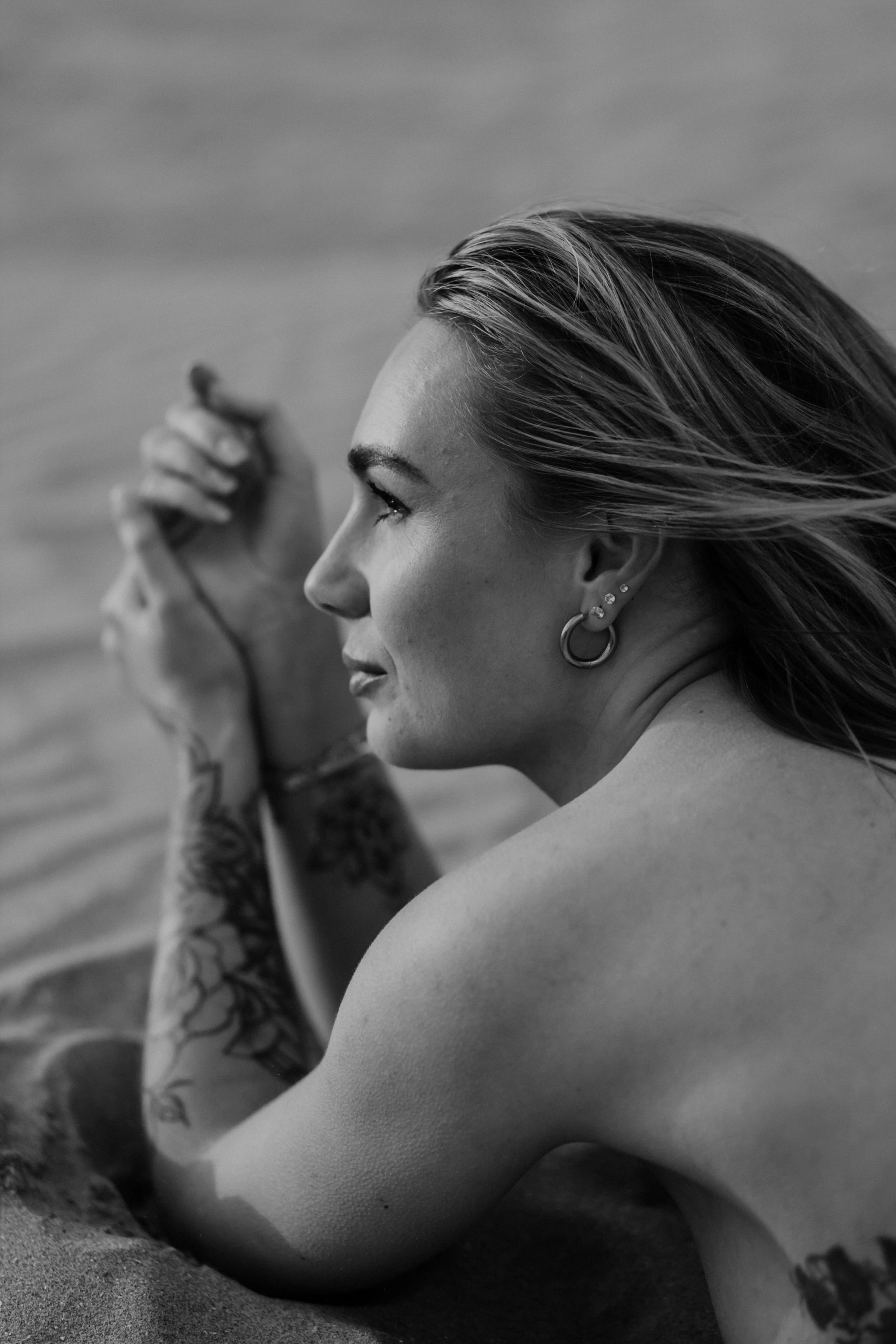 Zwart-wit boudoir portret van Sammy met focus op haar gezicht en elegante uitstraling