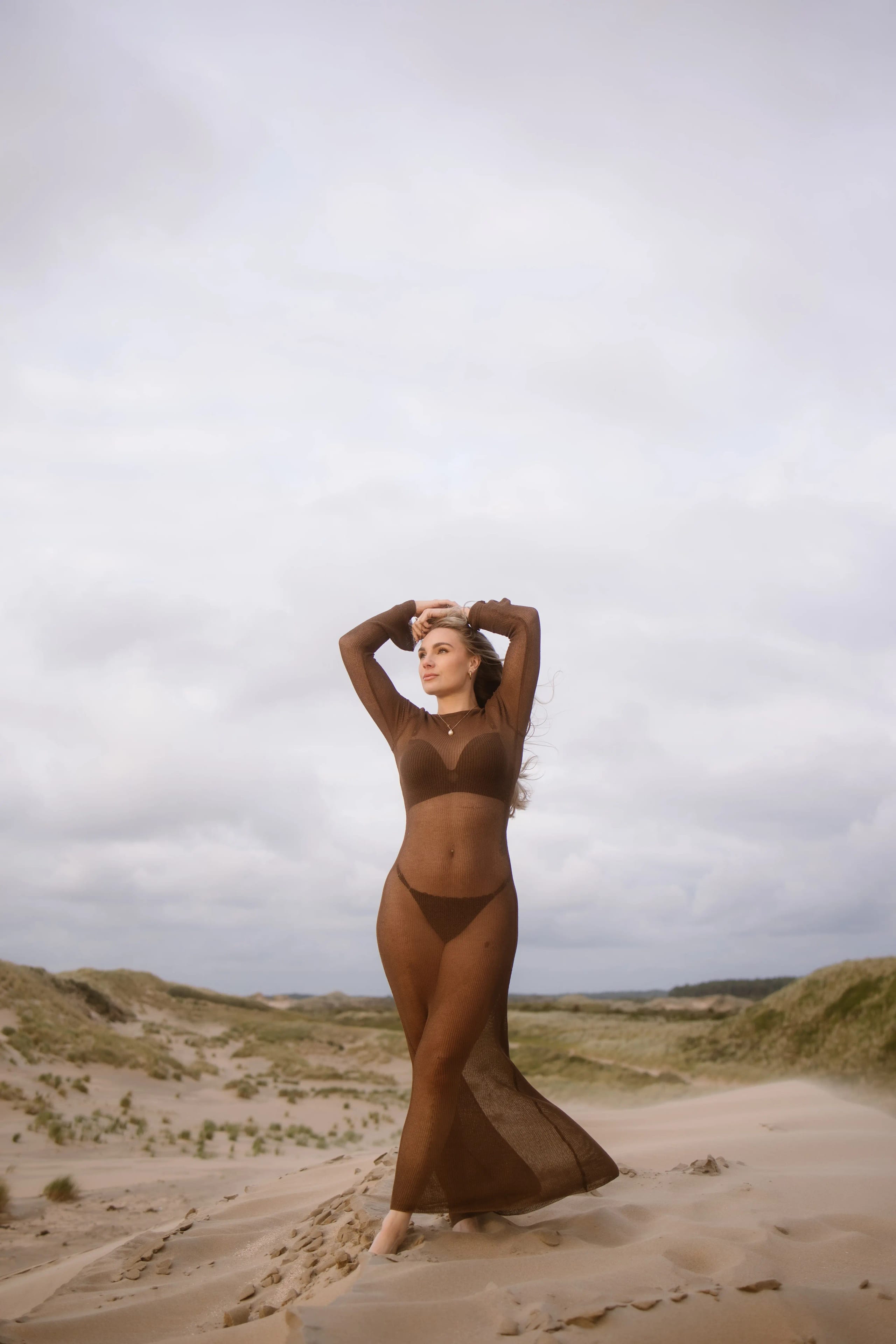 Sammy in een bruine mesh jurk voor een sensuele boudoir shoot in de Bloemendaalse duinen